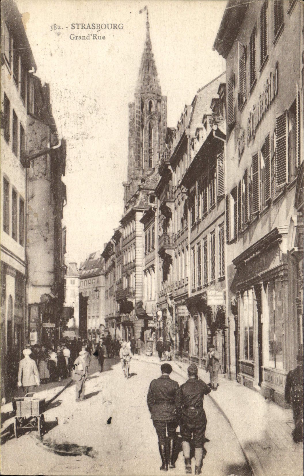 CPA Strasbourg Grand Rue Soldats Militaria 