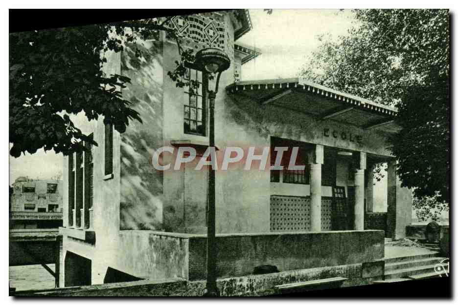 CPA Paris Exposition Des Arts Decoratifs L'Ecole Du Village Francais