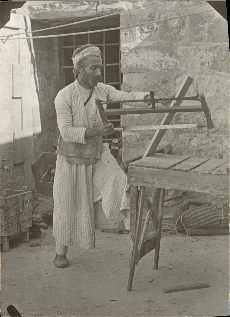 Photo Turquie Homme sciant du bois 