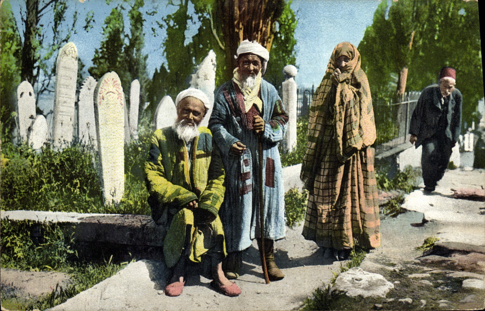 CPA Constantinople Sur Les Hauteurs D'Eyoub Hommes Femme Turquie