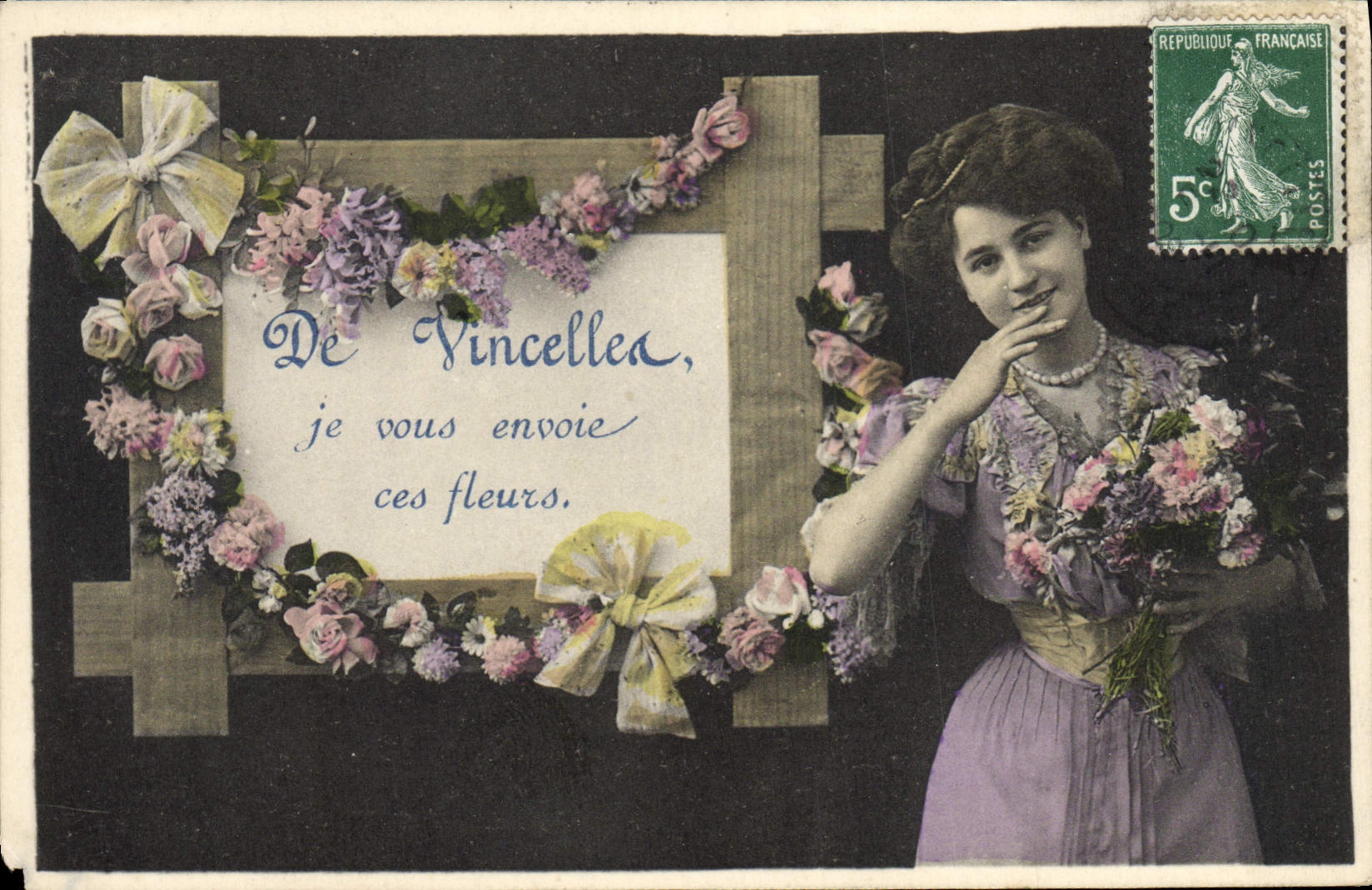 Femme en robe violette offrant des fleurs — De Vincellea, je vous envoie ces fleurs — timbre 5c vert République Française