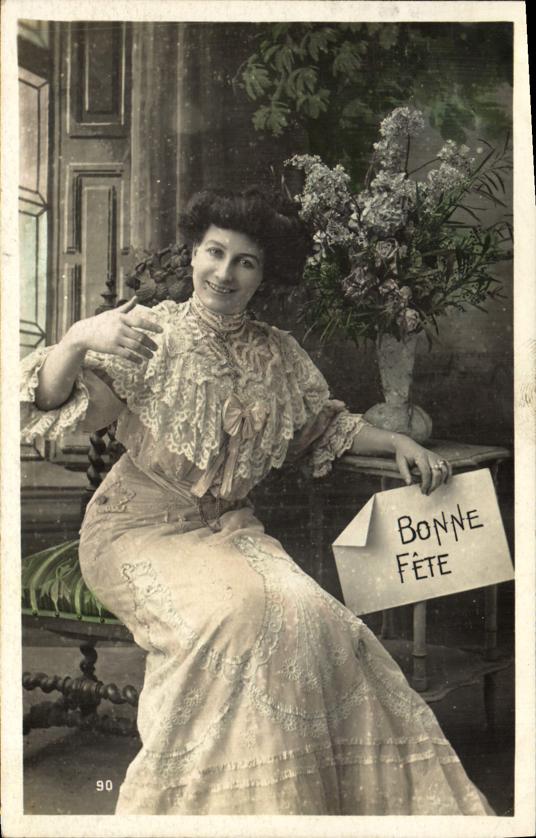Femme en robe à dentelle — tenant un carton 'BONNE FÊTE' — éditeur inconnu, n° 90