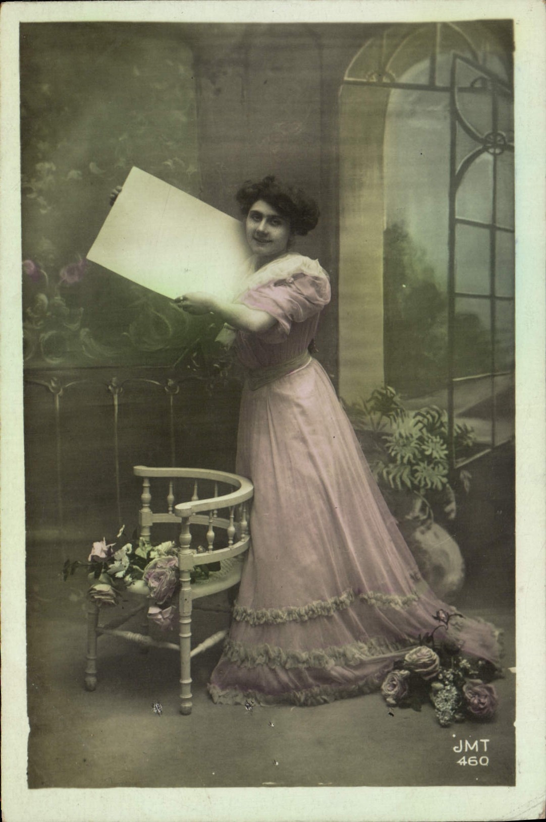 Giovane donna in abito rosa con una foglia — JMT 460 — JMT