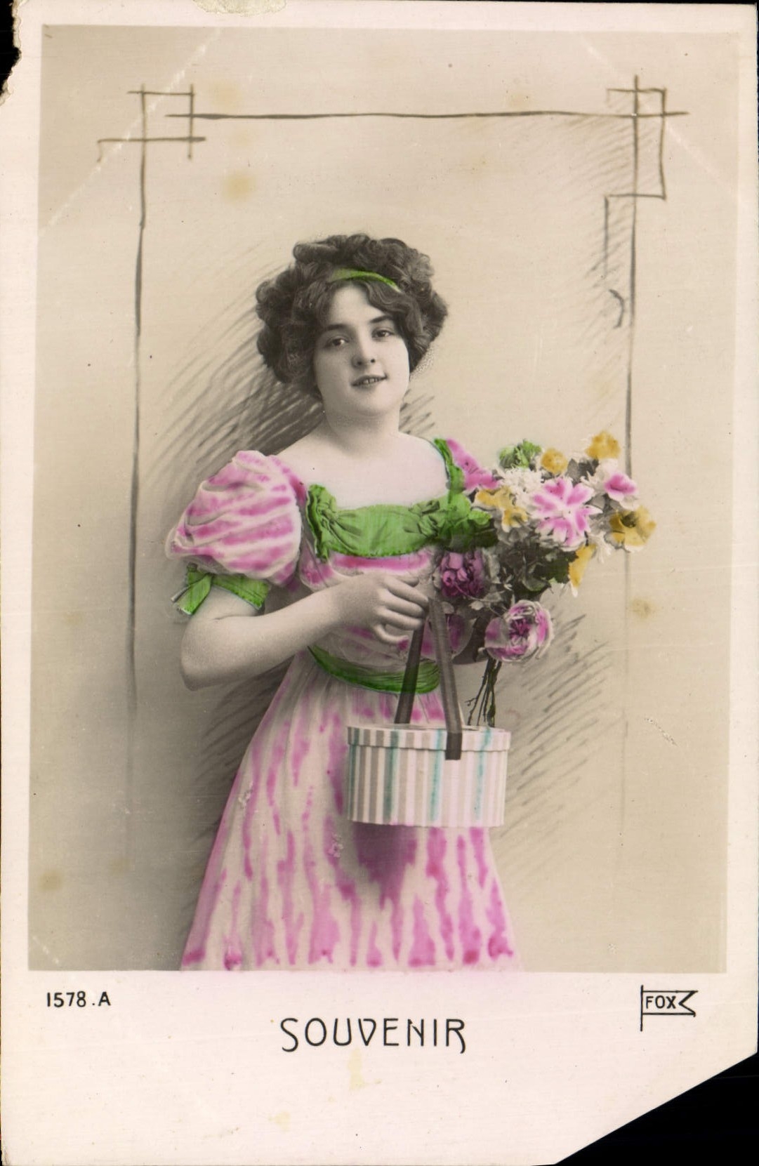 Jeune femme en robe rose et verte tenant un panier de fleurs — Souvenir — FOX, n° 1578.A