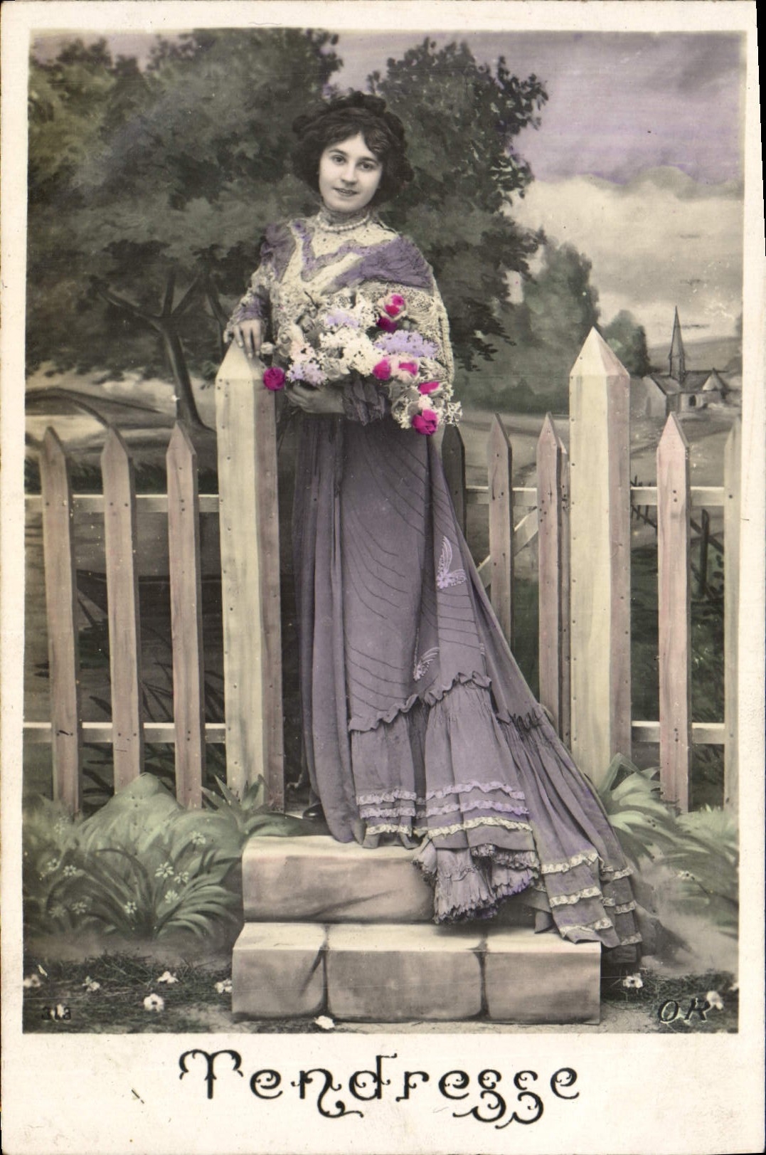 Jeune femme en robe violette — tenant un bouquet — éditeur O.R.