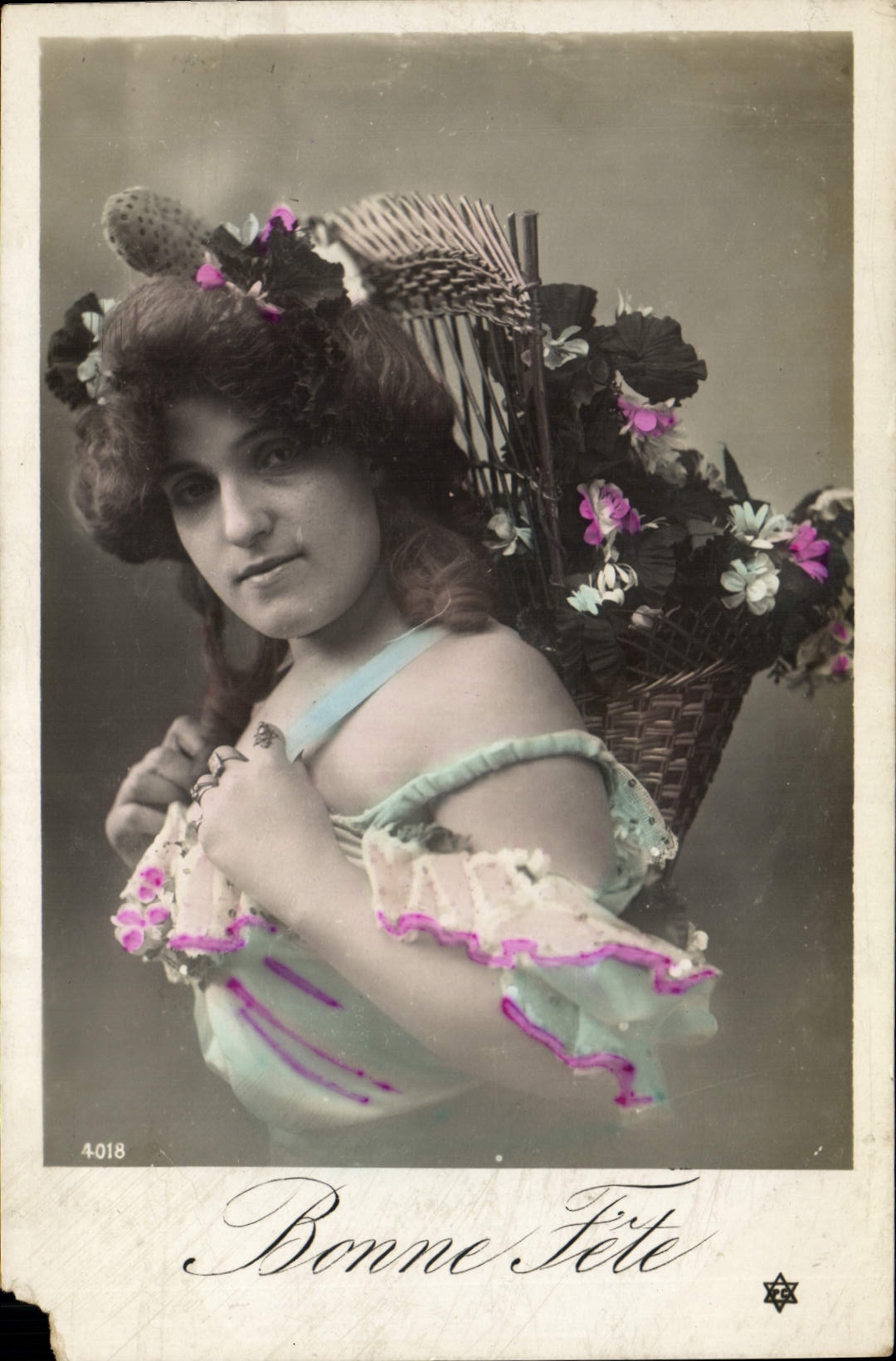 Femme avec panier de fleurs — Bonne Fête — Éditeur inconnu, n° 4018
