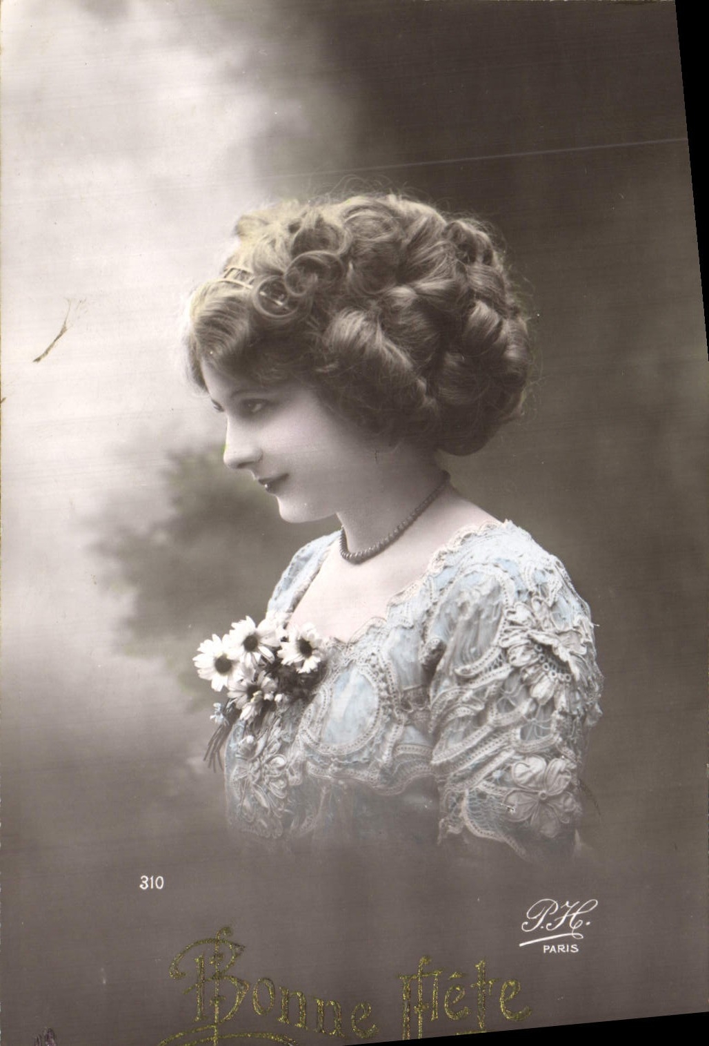 Jeune femme en robe brodée — Bonne Fête — D.H. PARIS n°310