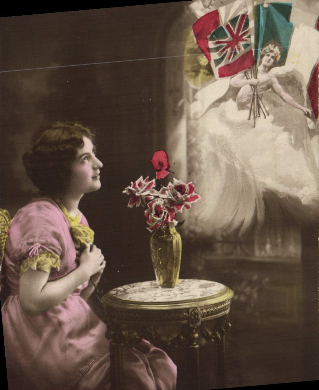 CPA Fantaisie Femme Drapeaux Militaria