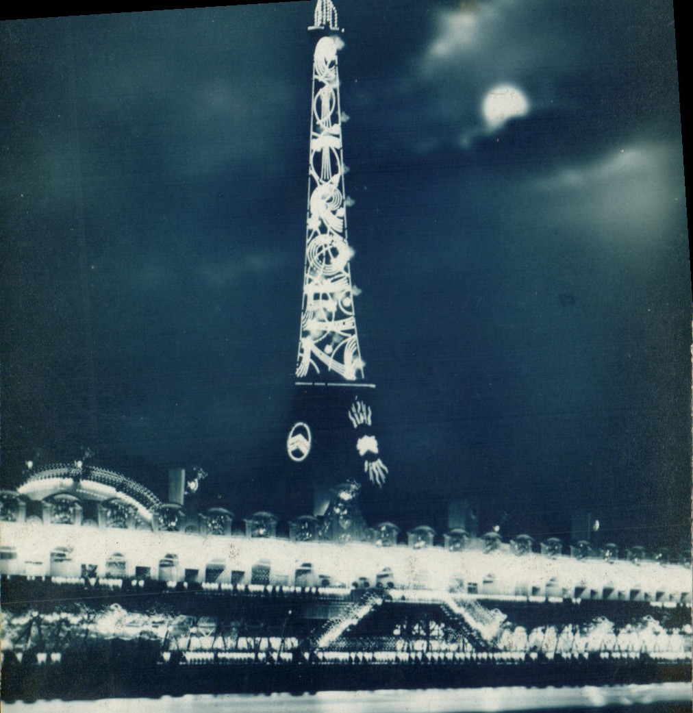 CPA Paris Exposition des Arts Decoratifs Vue de nuit Tour Eiffel