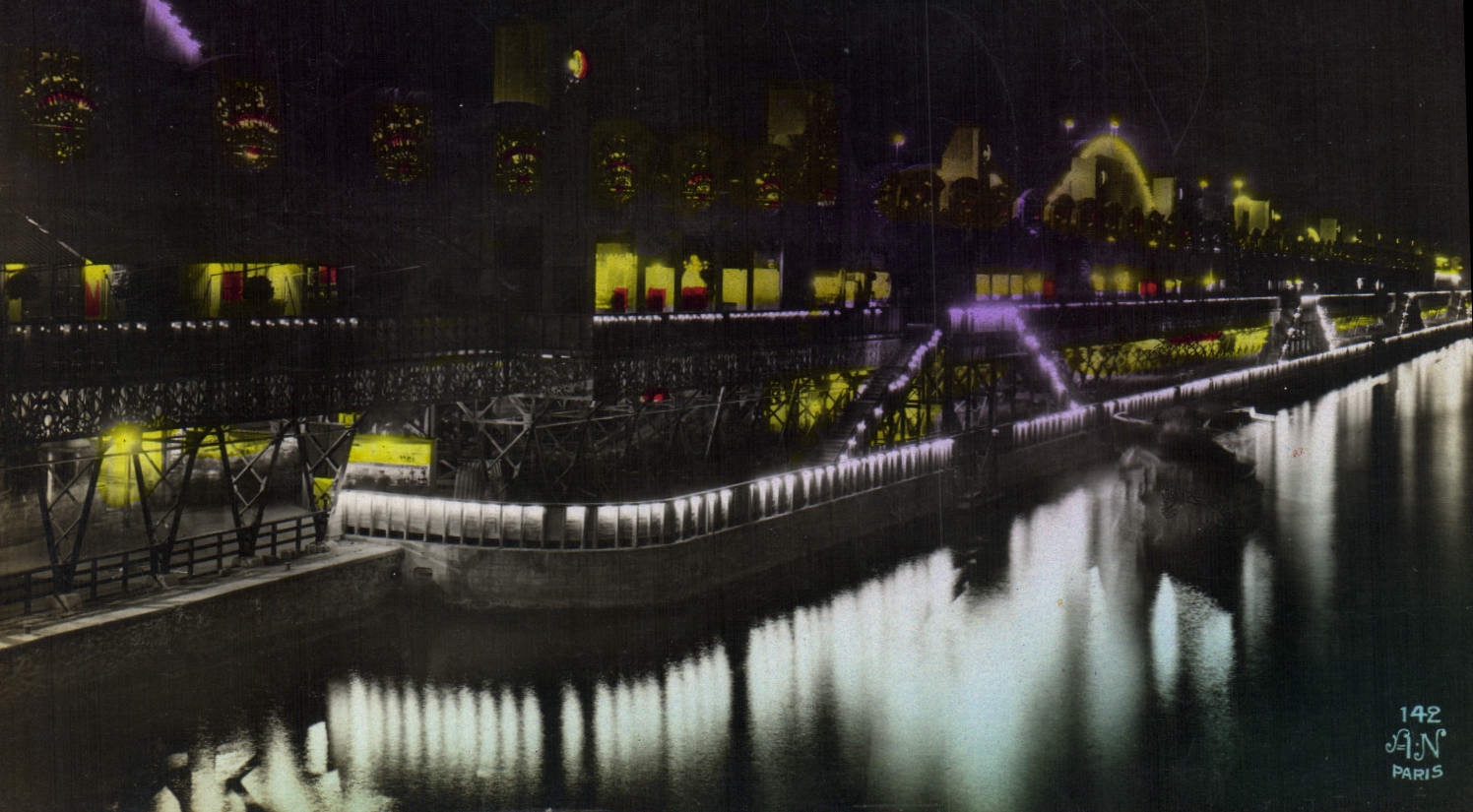 CPA Paris Exposition des Arts Decoratifs Vue de nuit