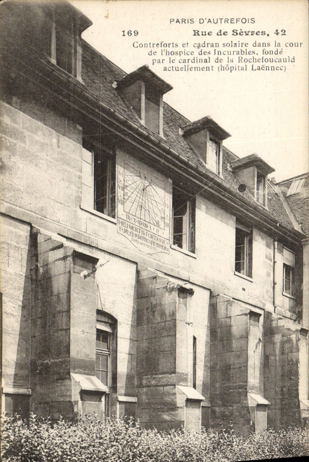 CPA Paris D'Autrefois Rue de Sevres Contreforts et cadran solaire dans la cour de l'hospice des incurables 