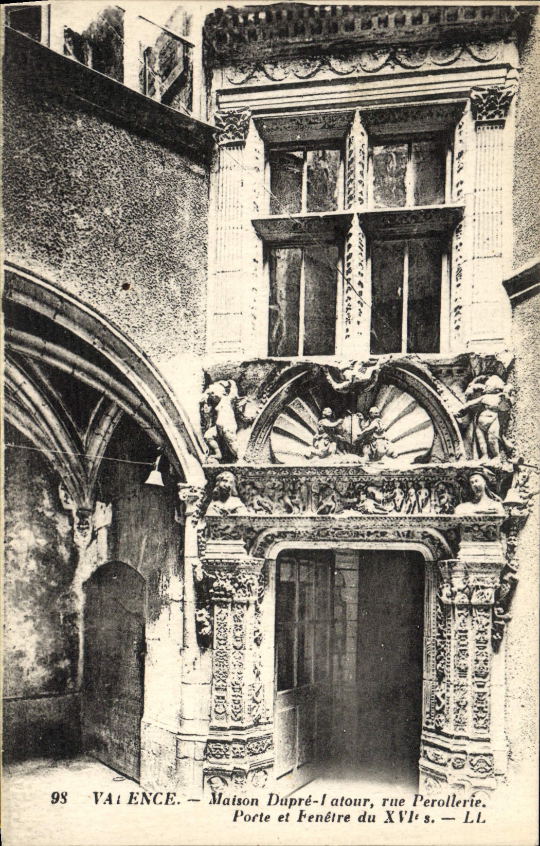 Vienne — Maison Dupré-Latour, rue Perollerie — Porte et fenêtre du XVIe s. — LL