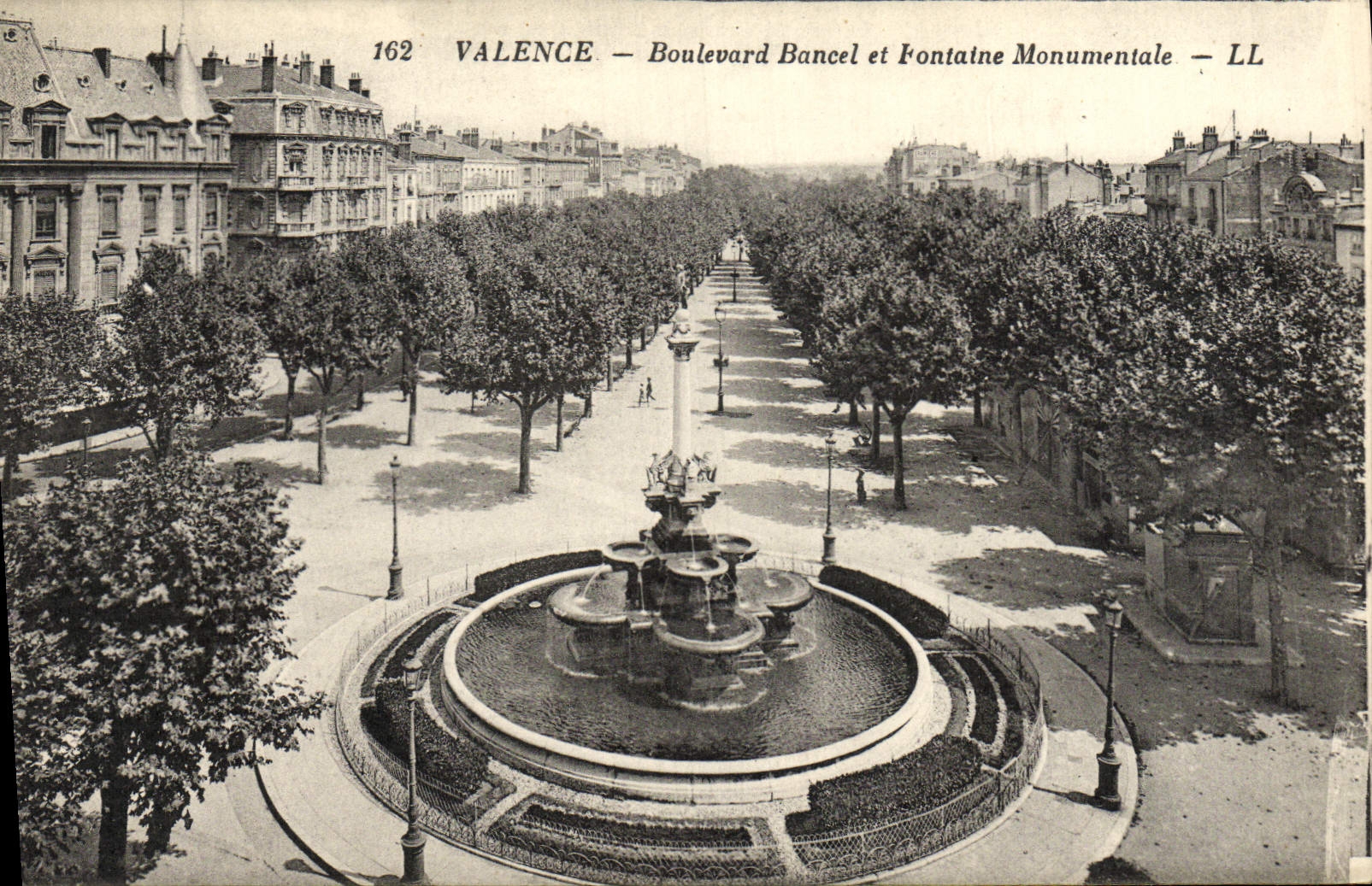 CPA Valence Boulevard Bancel et Fontaine Monumentale