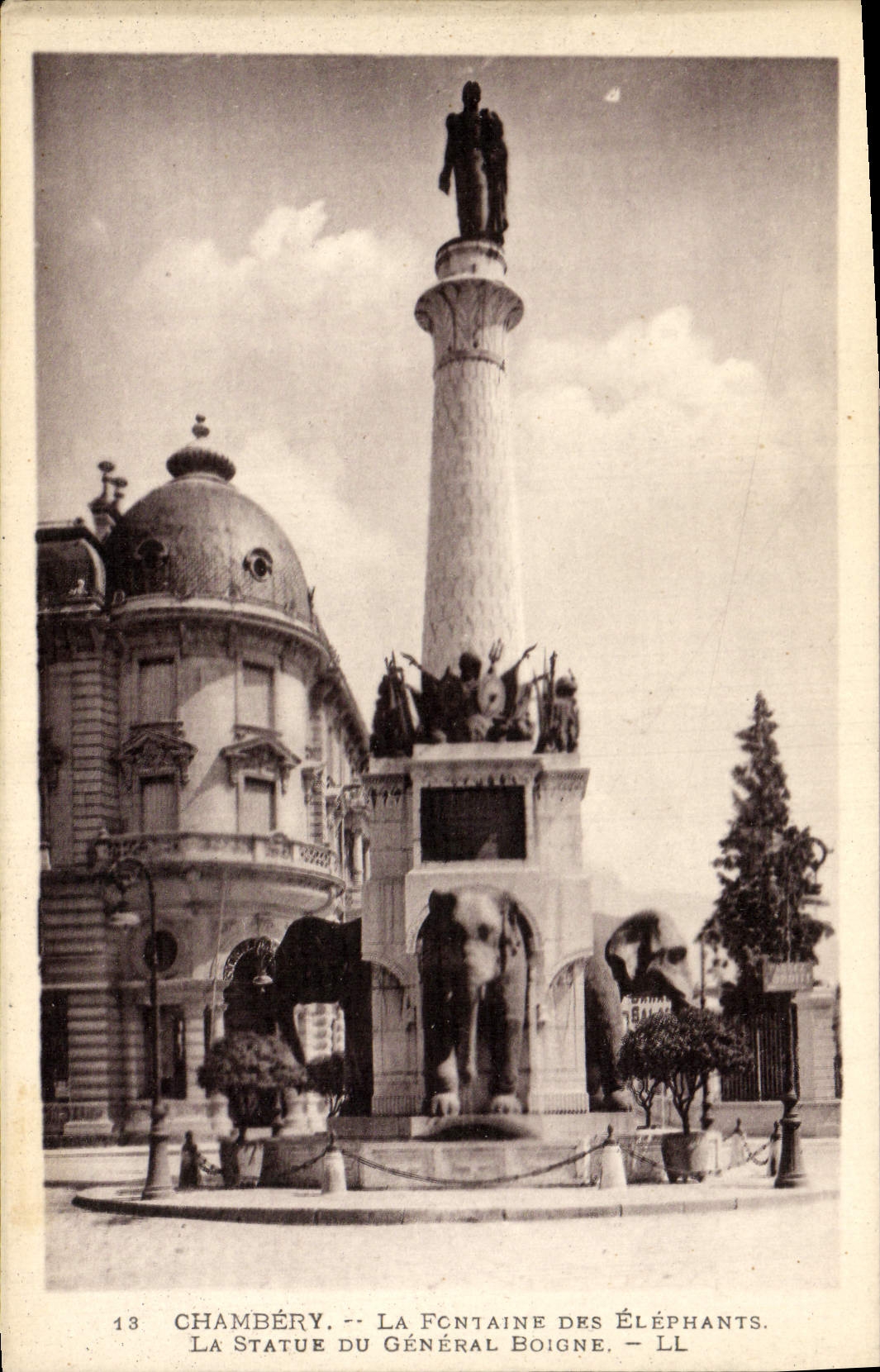 Chambéry — La Fontaine des Éléphants, la statue du Général Boigne — LL