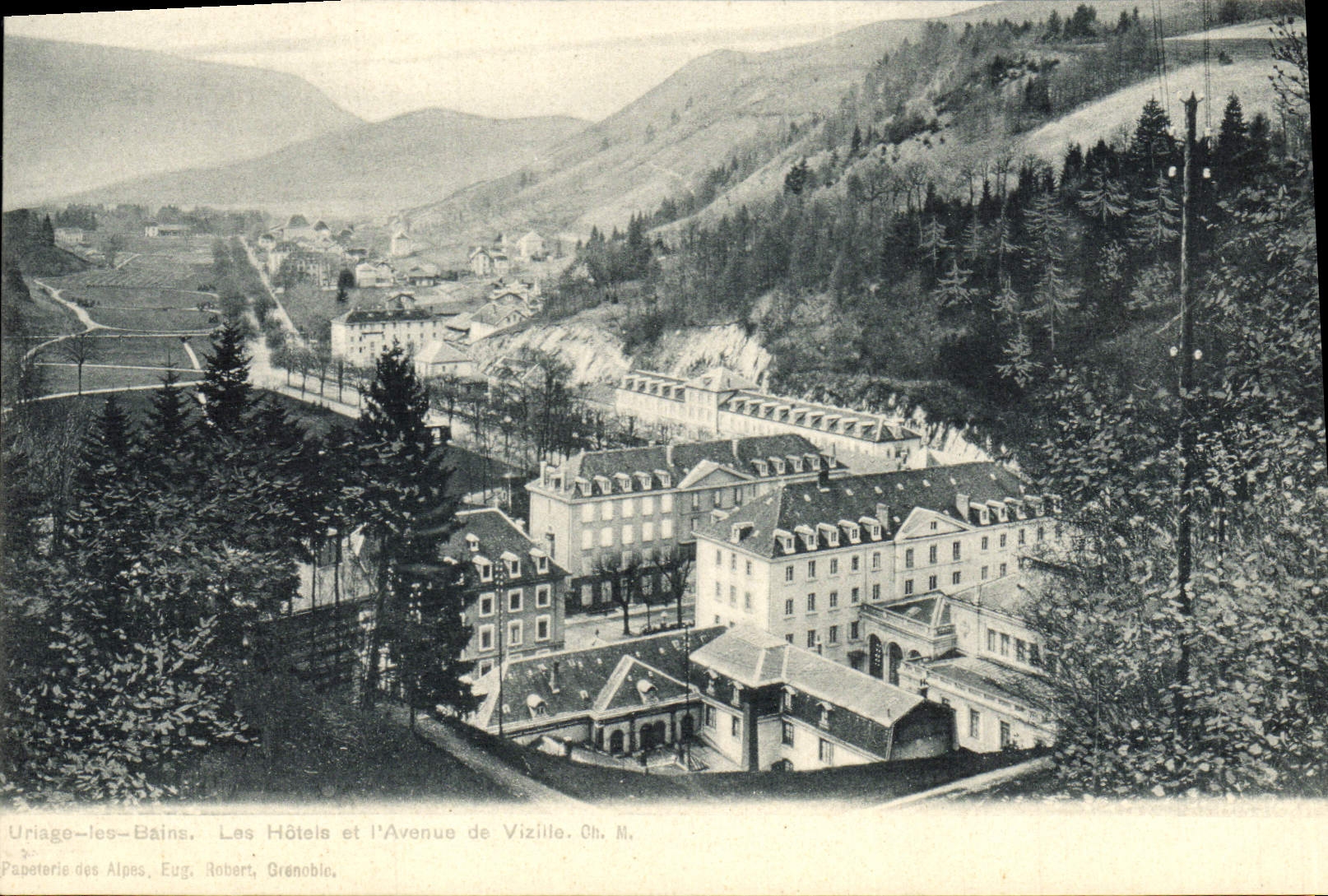 Uriage-les-Bains — Les Hôtels et l'Avenue de Vizilile — Papeterie des Alpes, Eug. Robert, Grenoble