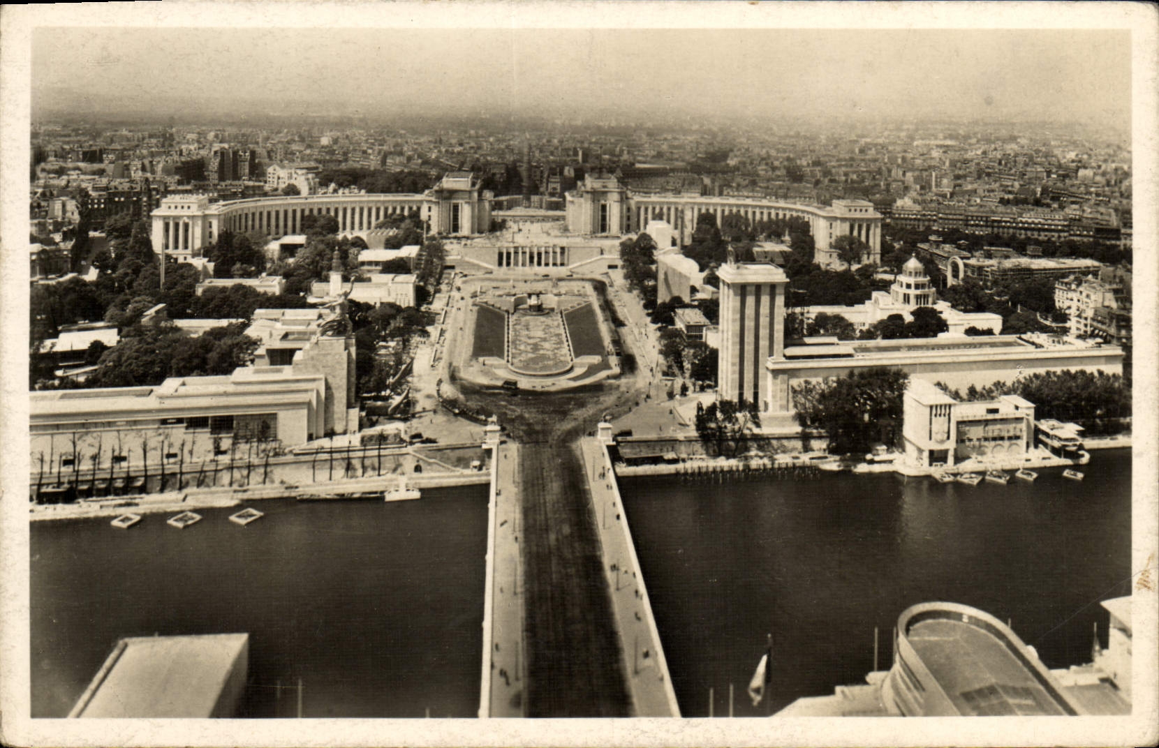 CPA Paris Exposition internationale 1937 Le pavillon allemand Vue generale