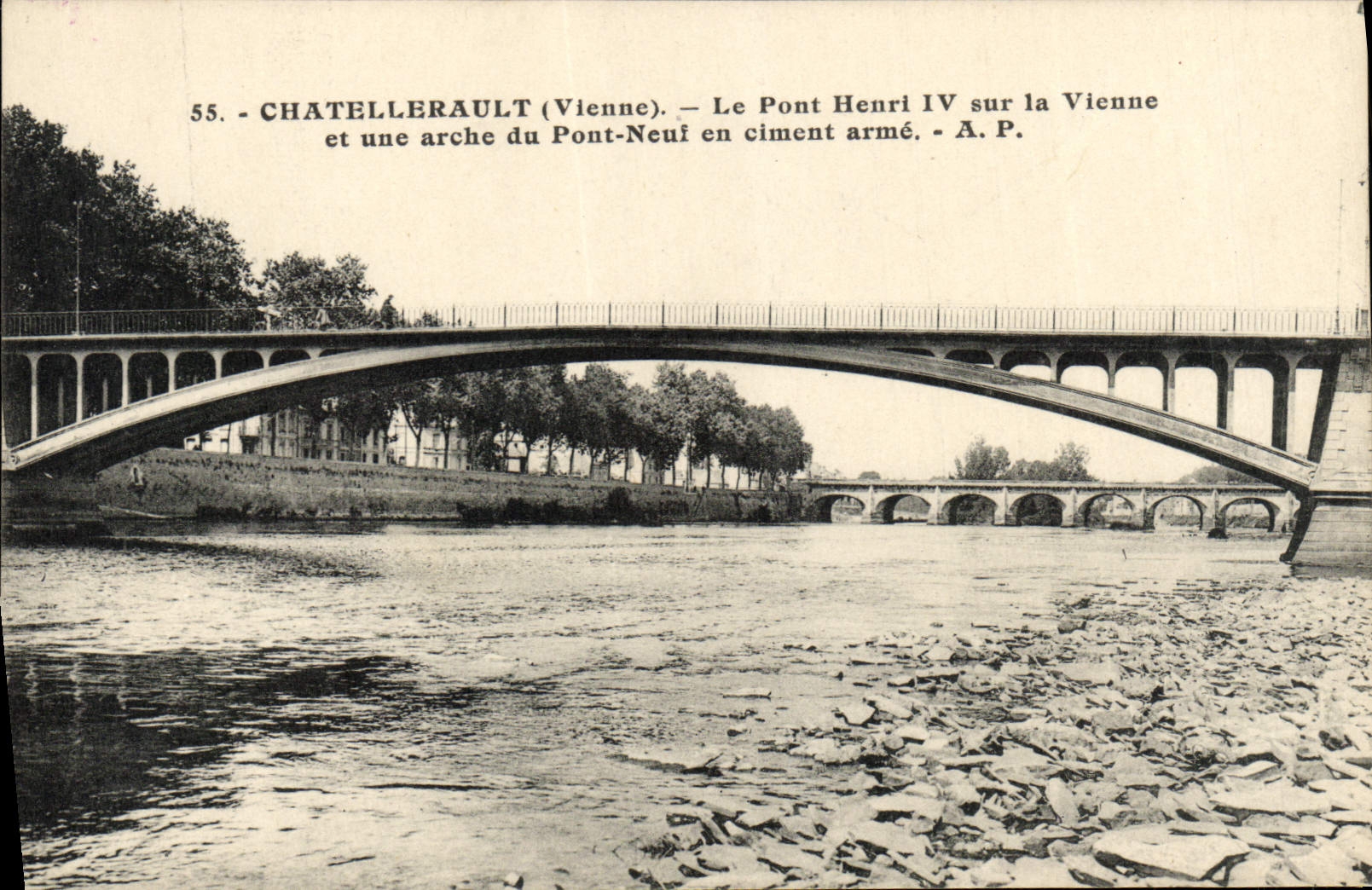 CPA Chatellerault Le Pont Henri IV Sur la Vienne et une arche du Pont Neuf en ciment arme