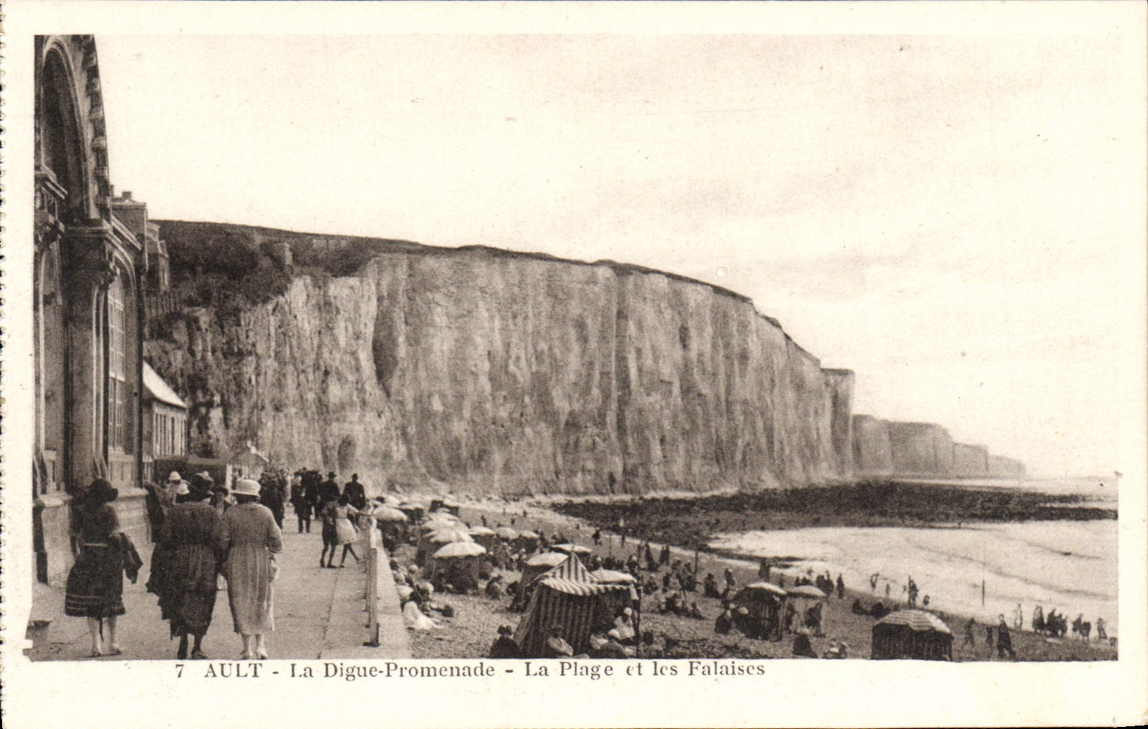 CPA Ault La Digue Promenade La Plage et les Falaises