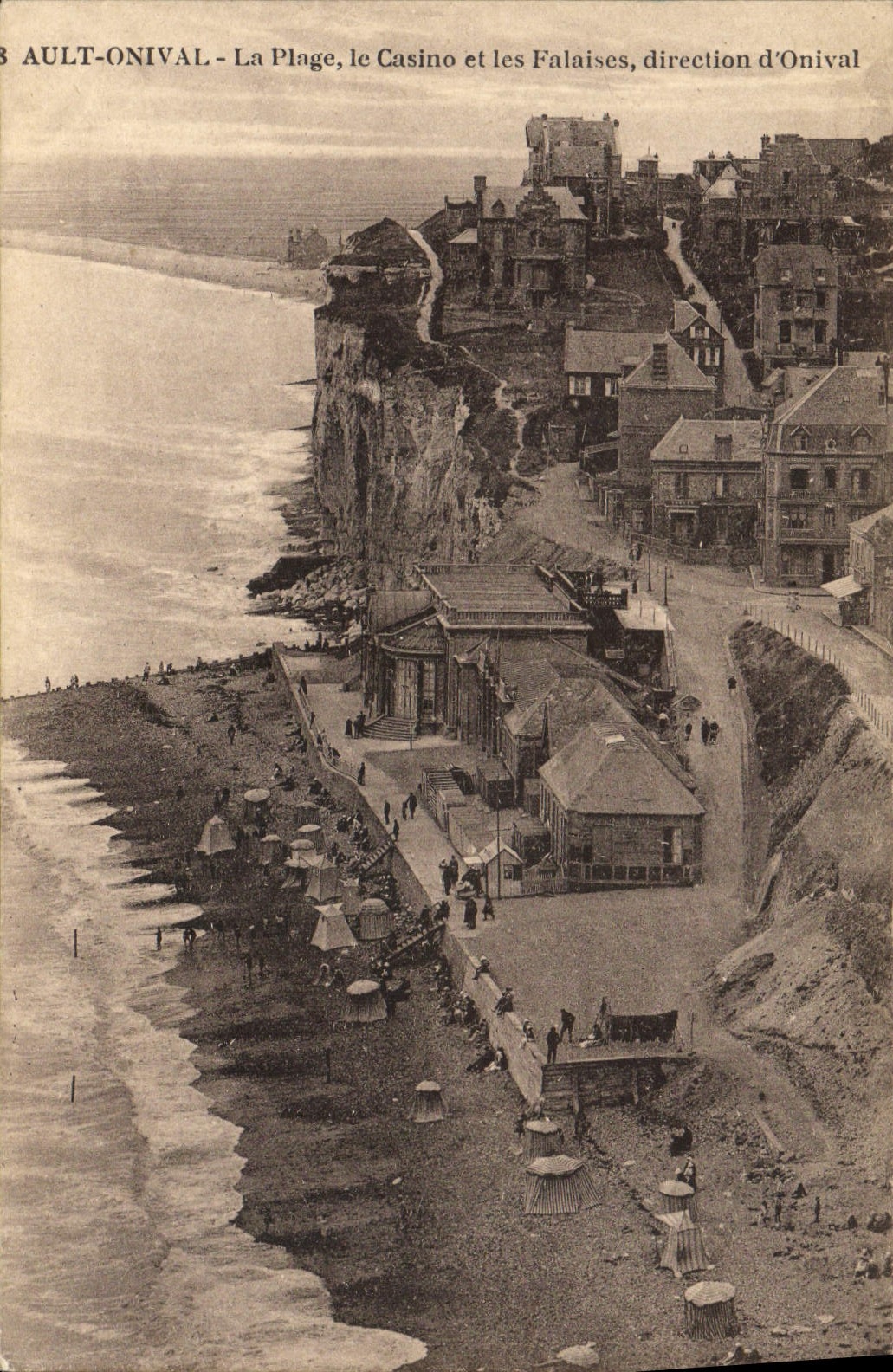 CPA Ault Onival La Plage le Casino et les Falaises direction d'Ornival