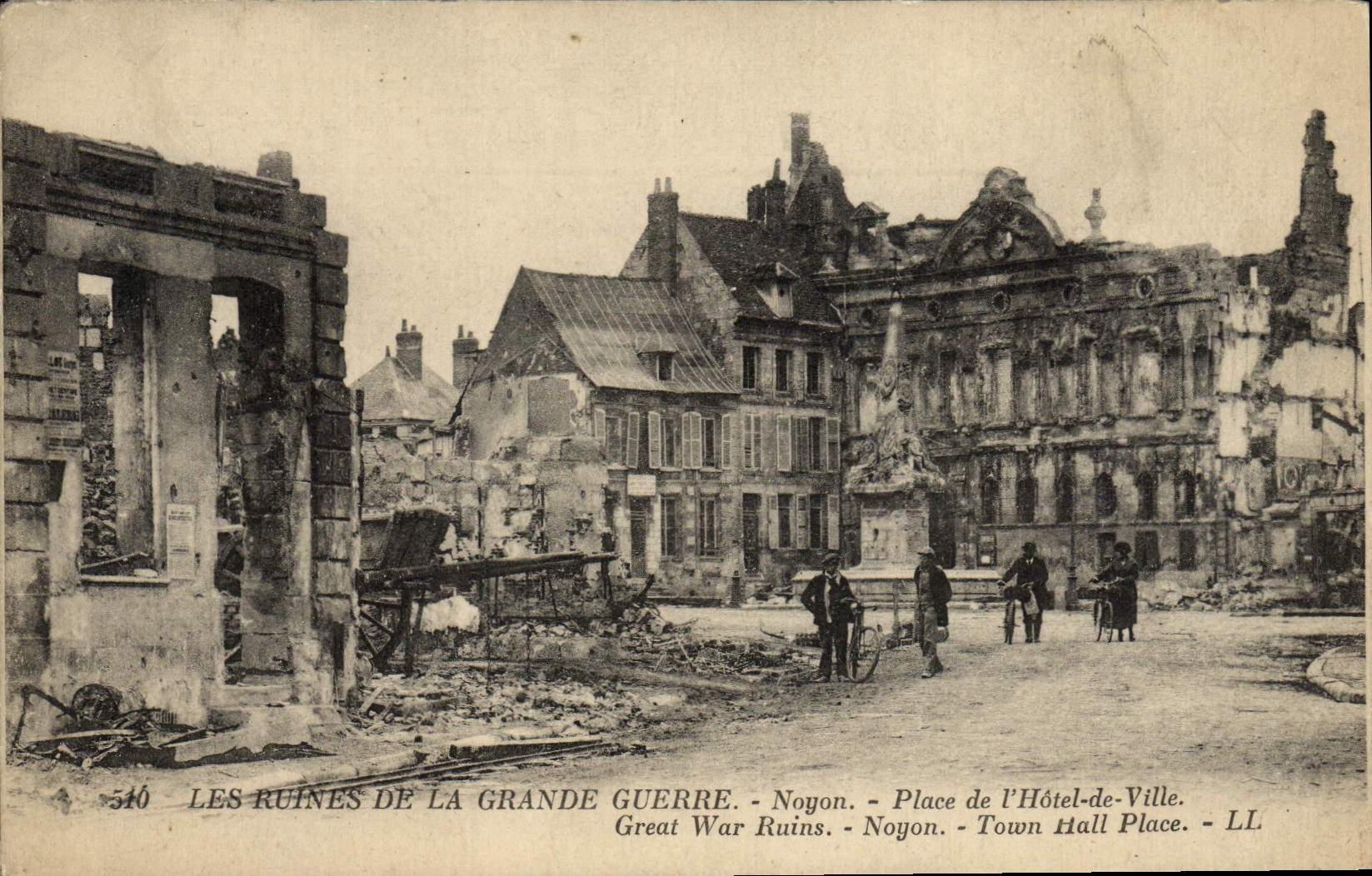 CPA Ruines De La Grande Guerre Noyon Place De L'Hotel de Ville Militaria