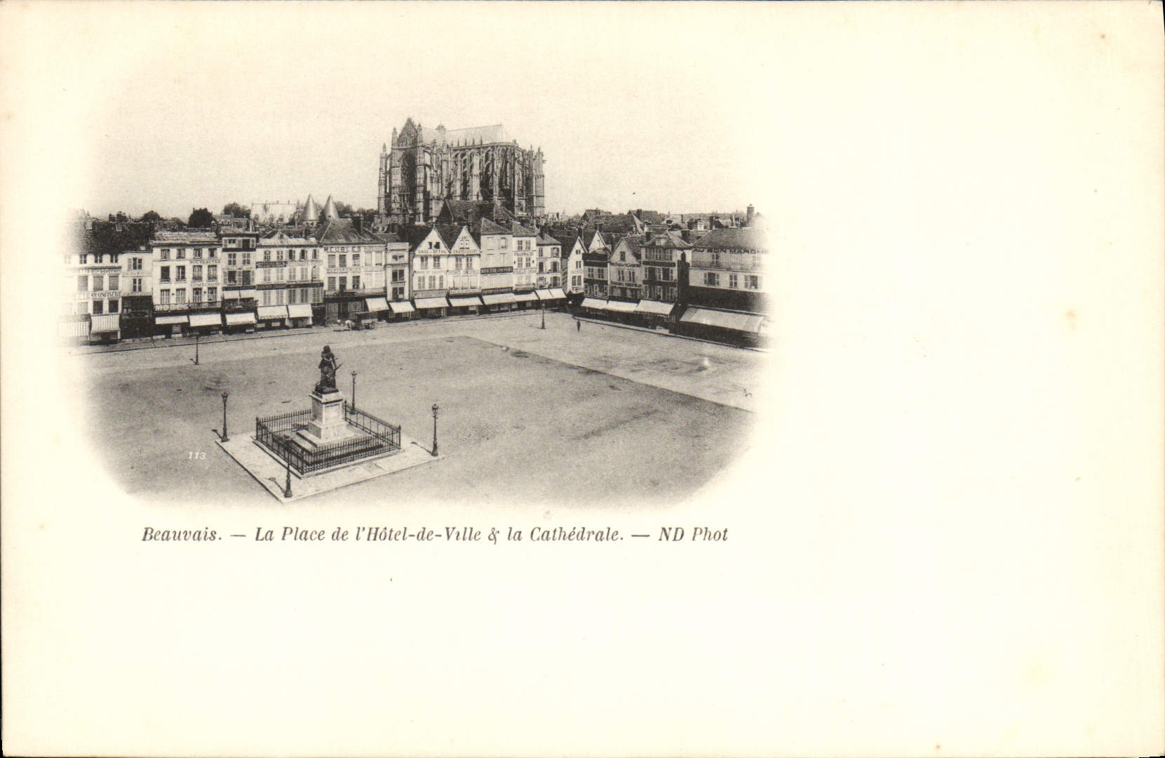 CPA Beauvais La Place de l'Hotel de Ville la Cathedrale