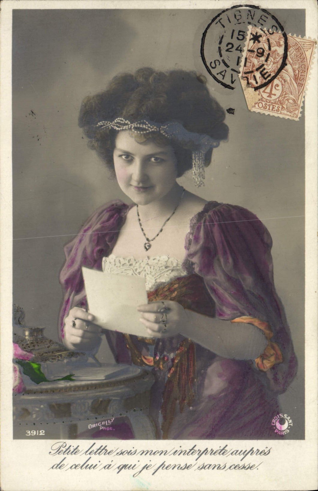 Jeune femme en robe violette — lisant une lettre — Oriceilly Phot. n°3912