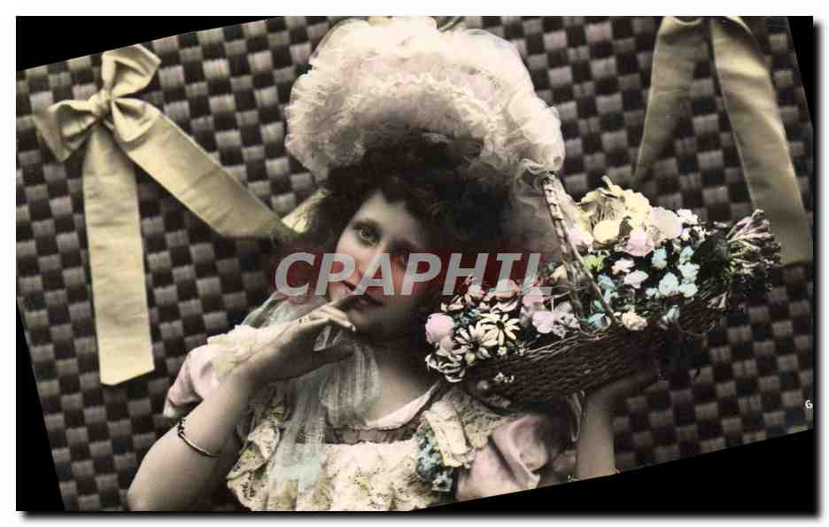 Jeune fille en chapeau à plumes tenant un panier de fleurs — éditeur Union Postale Universelle, n°6