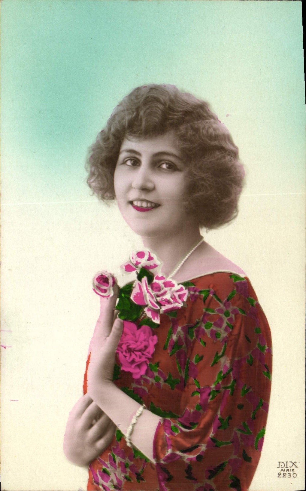 Jeune femme souriante — tenant des roses — éditée par DIX, Paris, n° 2230