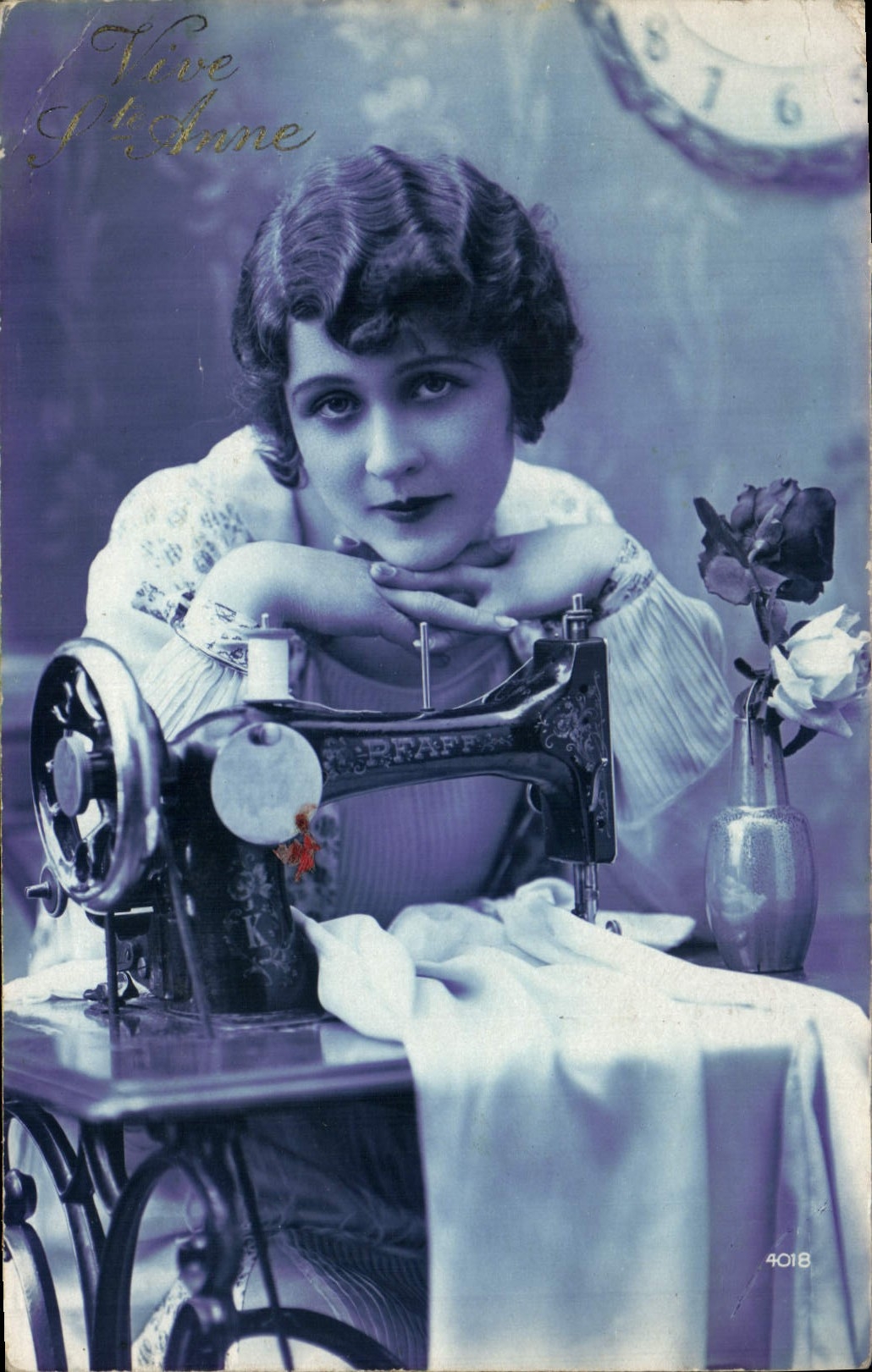 CPA Fantaisie Femme machine a coudre Pfaff