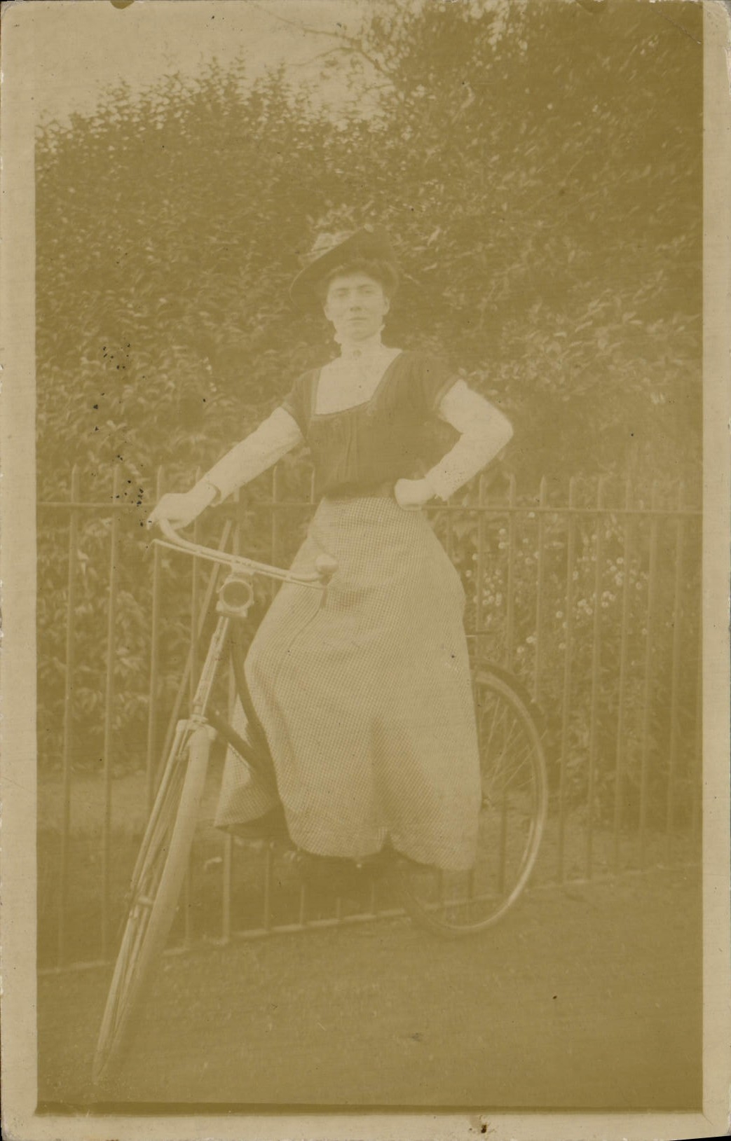 Femme avec vélo — photographie — Angerock