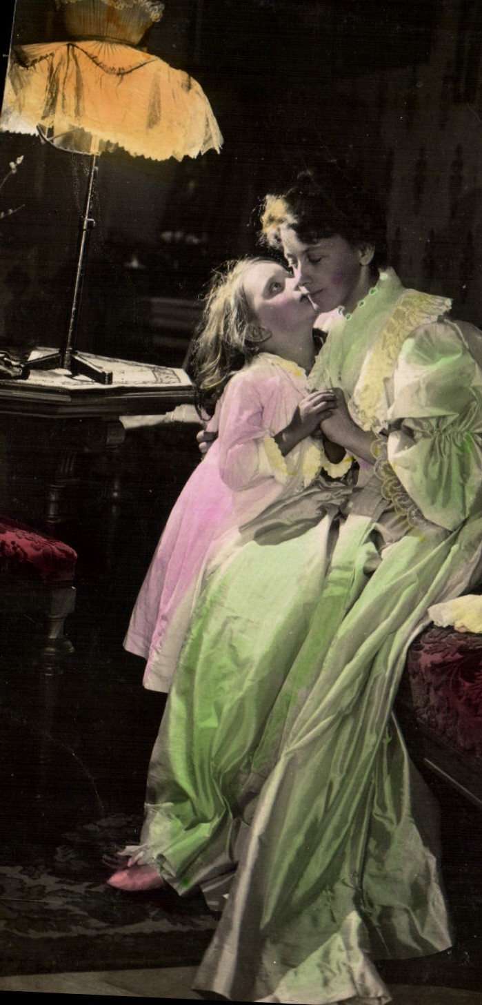 Scène intime — femme en robe verte embrassant une jeune fille — éditeur non visible