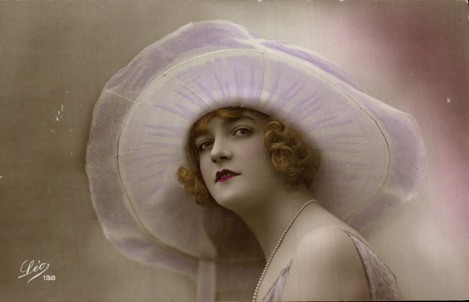 CPA Fantaisie Femme Chapeau