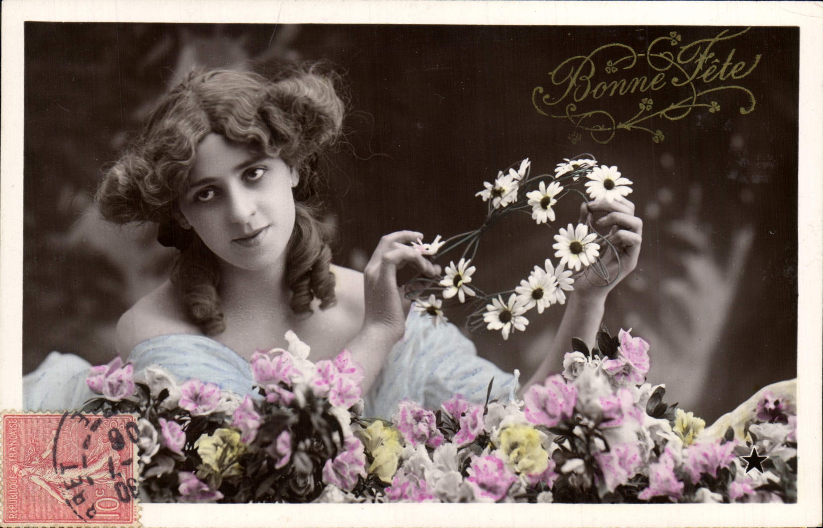Jeune femme avec couronne de marguerites — Bonne Fête — Émaillographie 'Étoile' Paris, série 3050