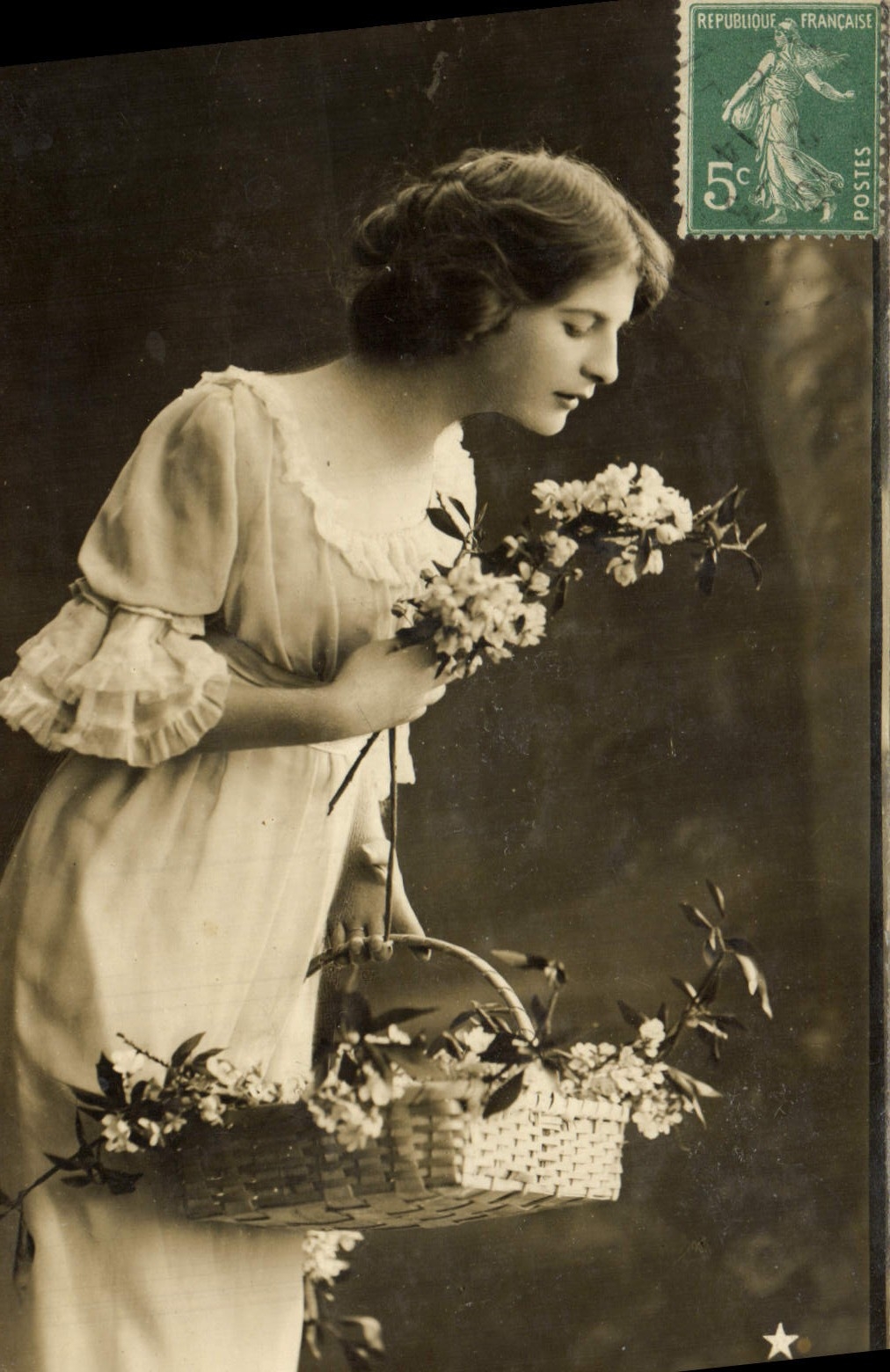 Jeune femme avec panier de fleurs — photographie — éditeur inconnu