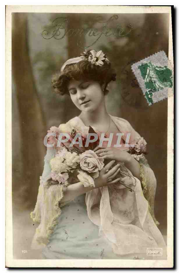 Jeune femme tenant un bouquet de roses — Rubis, n° 101