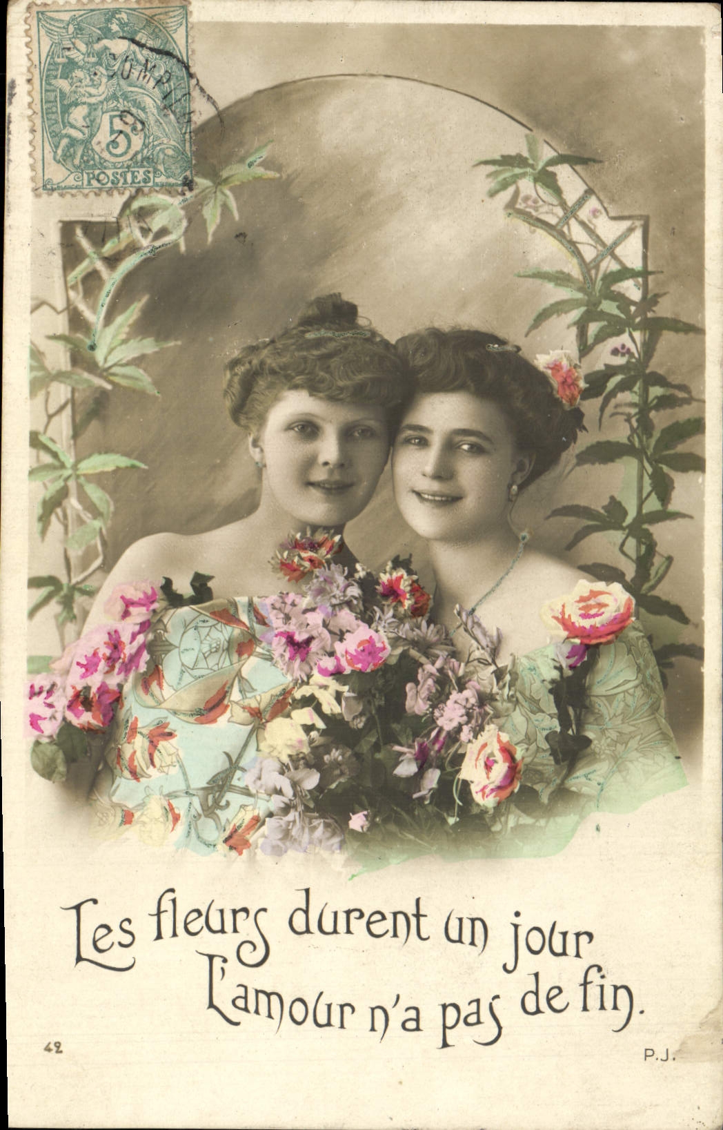 Deux jeunes femmes — avec bouquet de fleurs — P.J. n°42