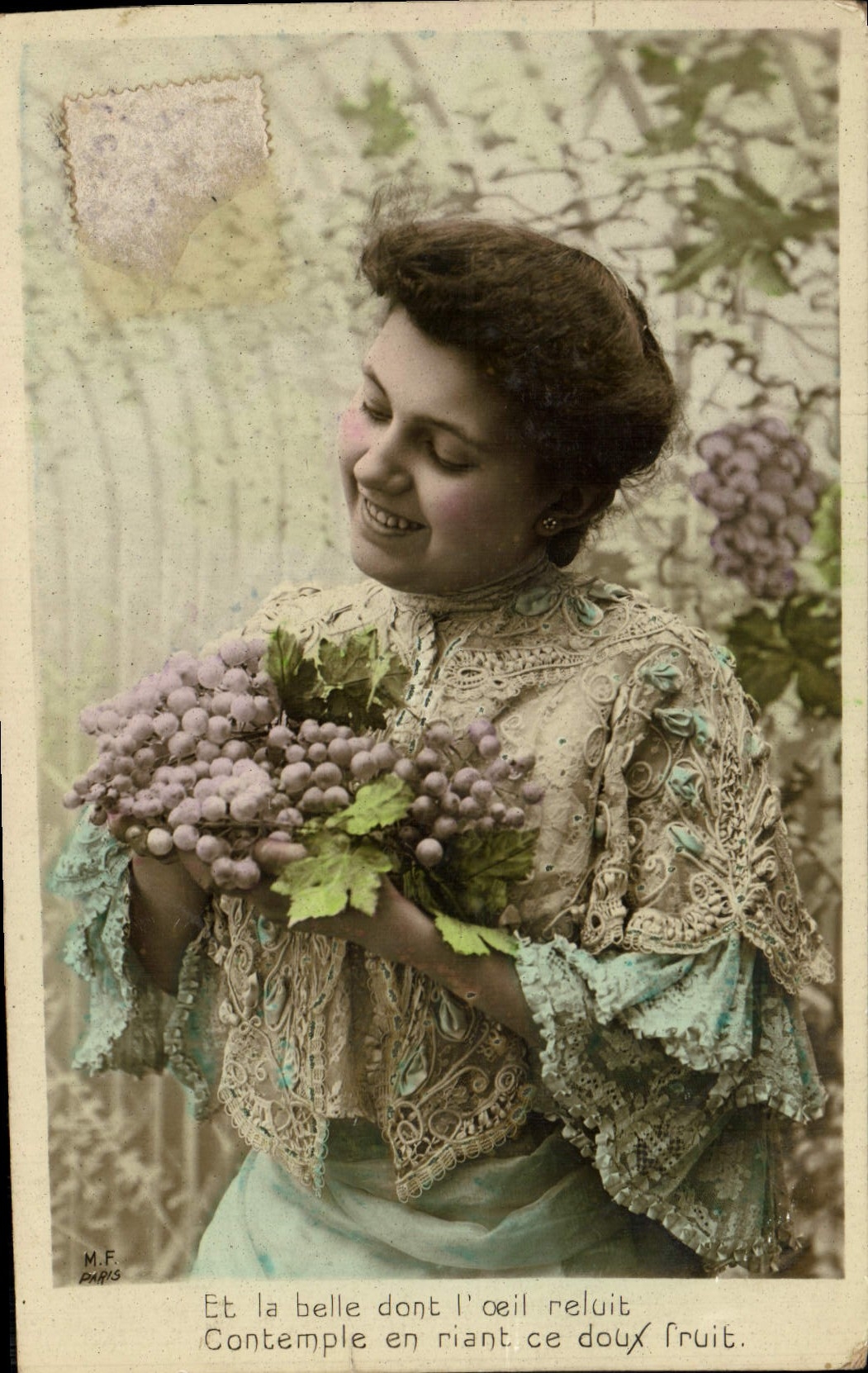 Jeune femme tenant un bouquet de raisins — M.F. Paris
