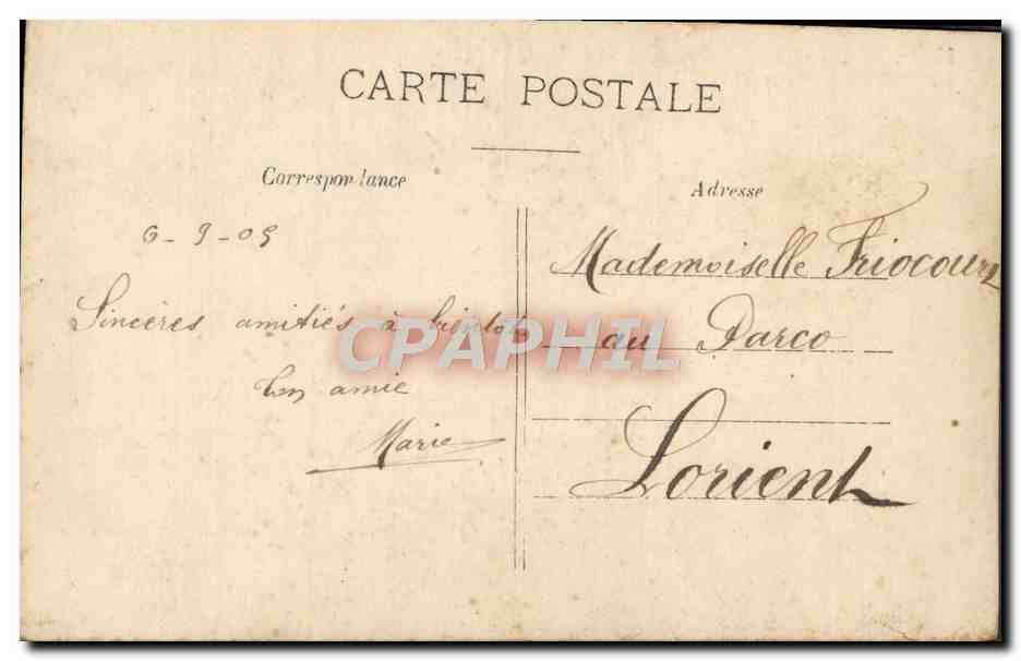 Jeune femme tenant un bouquet de raisins — M.F. Paris — Verso