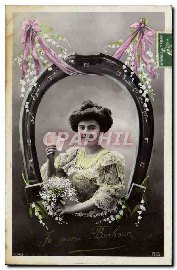 Je porte Bonheur — jeune femme dans un cadre de sabots de cheval orné de fleurs — IRIS