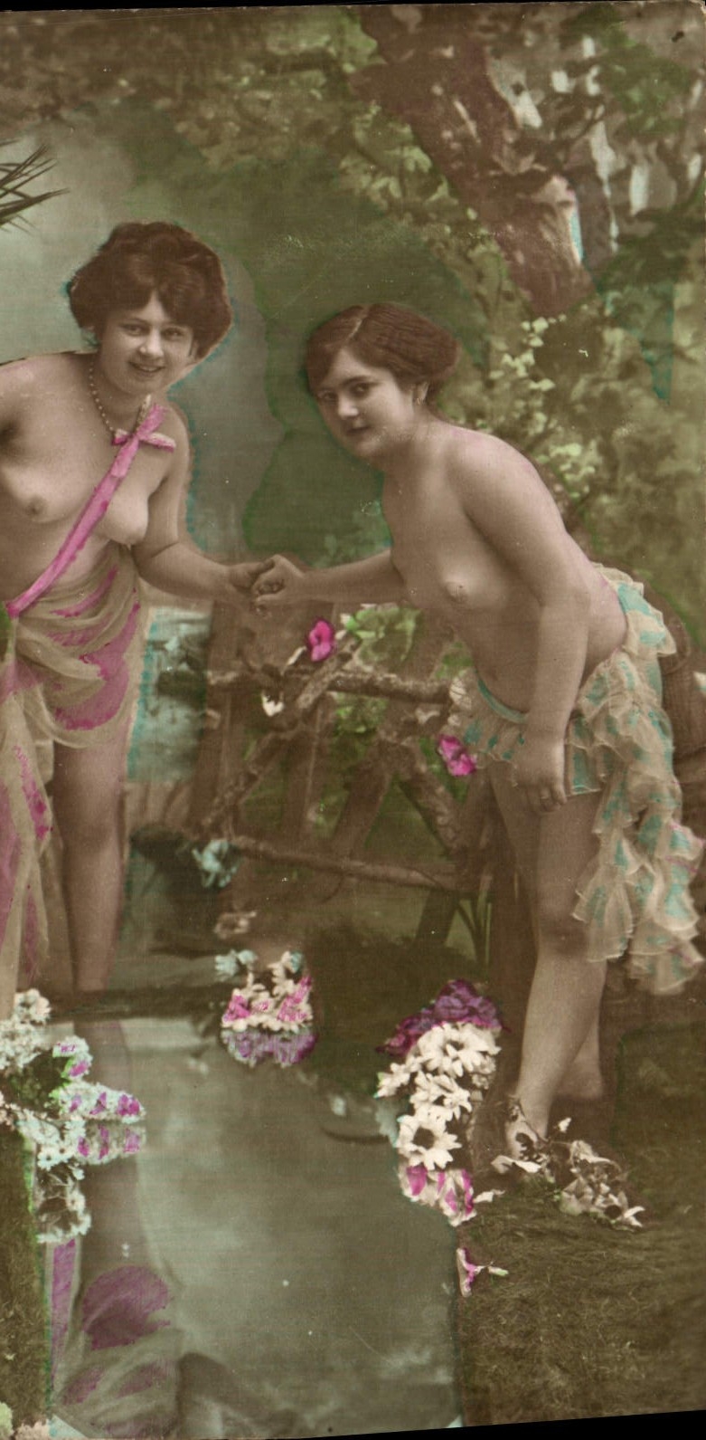 Deux jeunes femmes nues dans un décor de jardin — éditeur inconnu, n° de série non visible