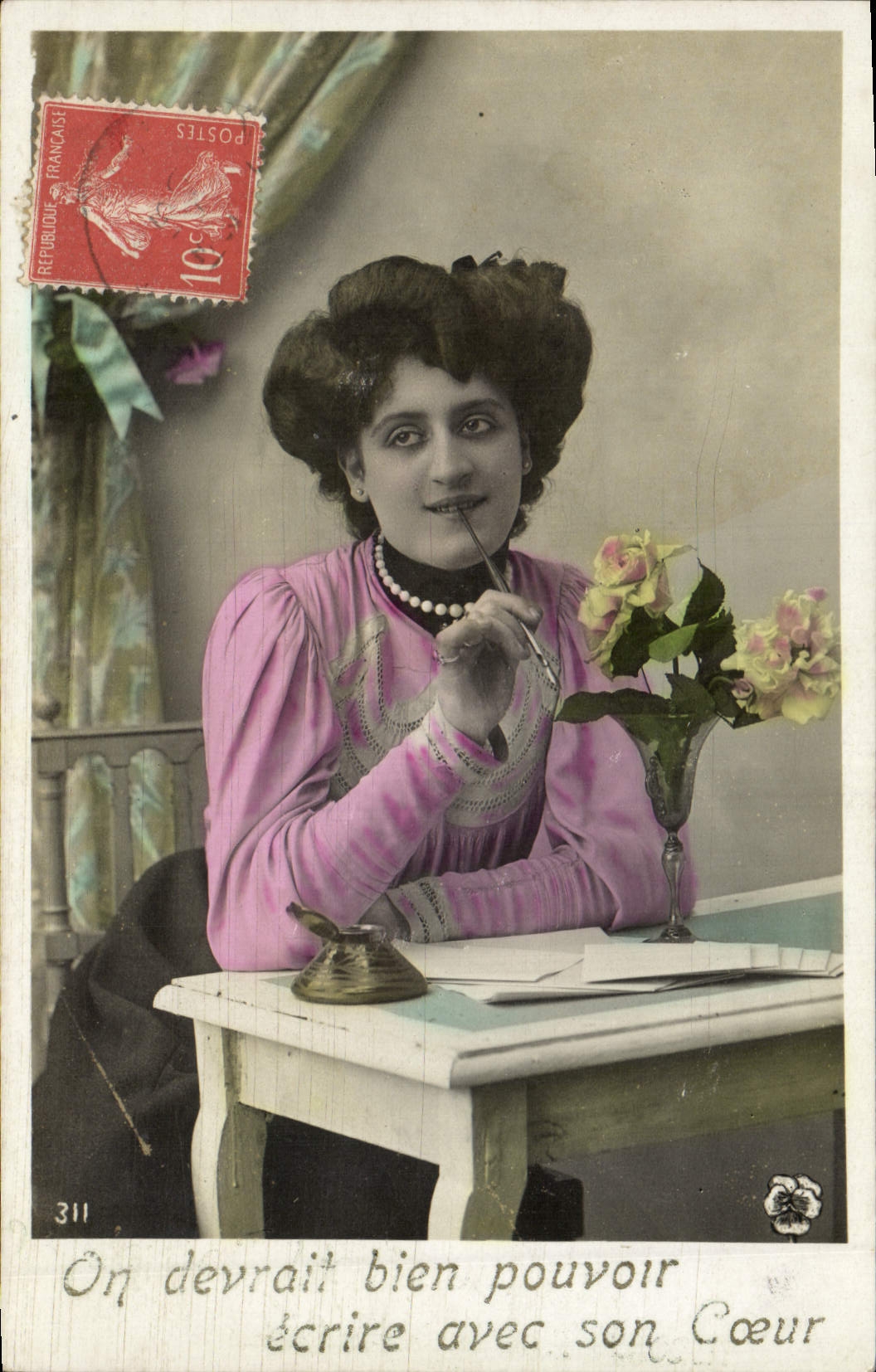Femme à la table — texte imprimé et manuscrit — Union Postale Universelle
