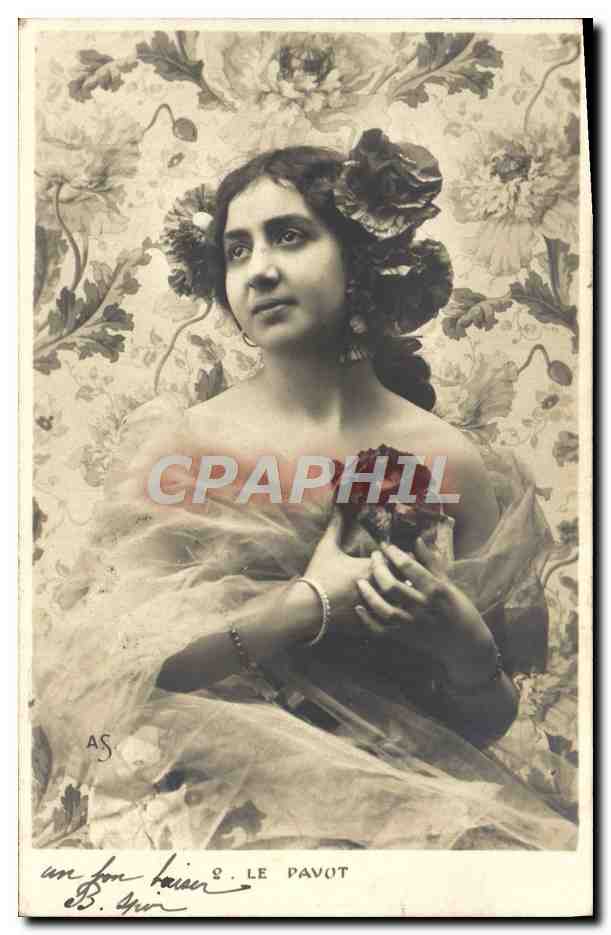 Femme en robe légère — fleurs dans les cheveux — S. LE PAVOT