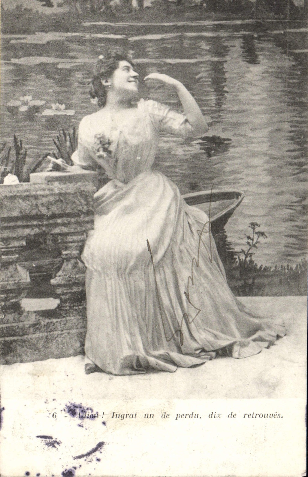 Femme en robe longue près d'un étang — scène de théâtre — La Cliffe, Paris, n°6