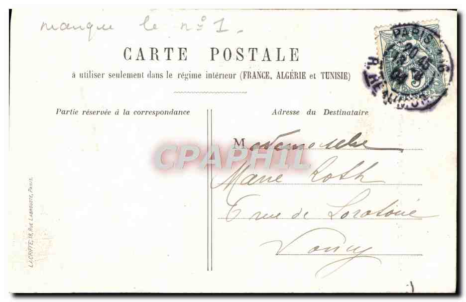 Femme en robe longue près d'un étang — scène de théâtre — La Cliffe, Paris, n°6 — Reverso