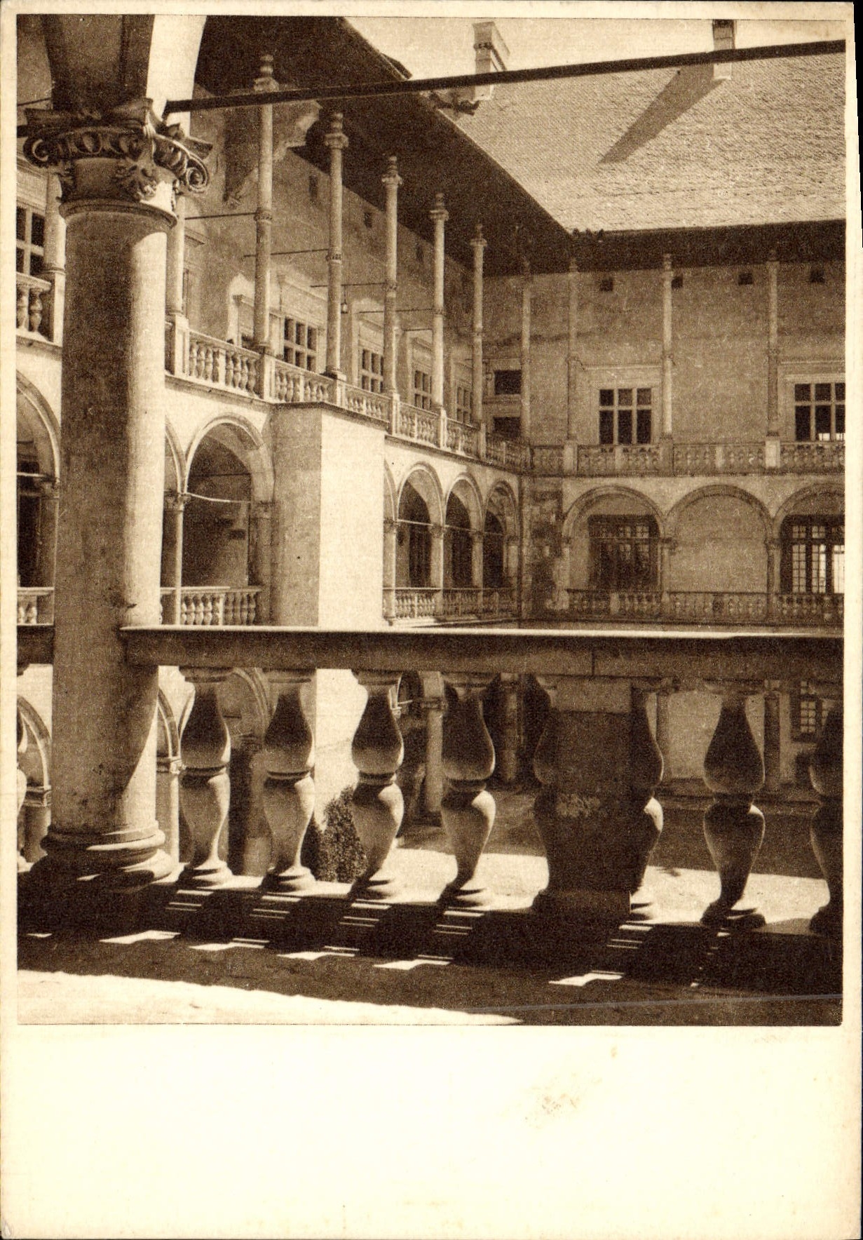 Cracovie – Wawel – Château Royal — Cour des arcades (XVIe s.) — Phot. St. Żurawski