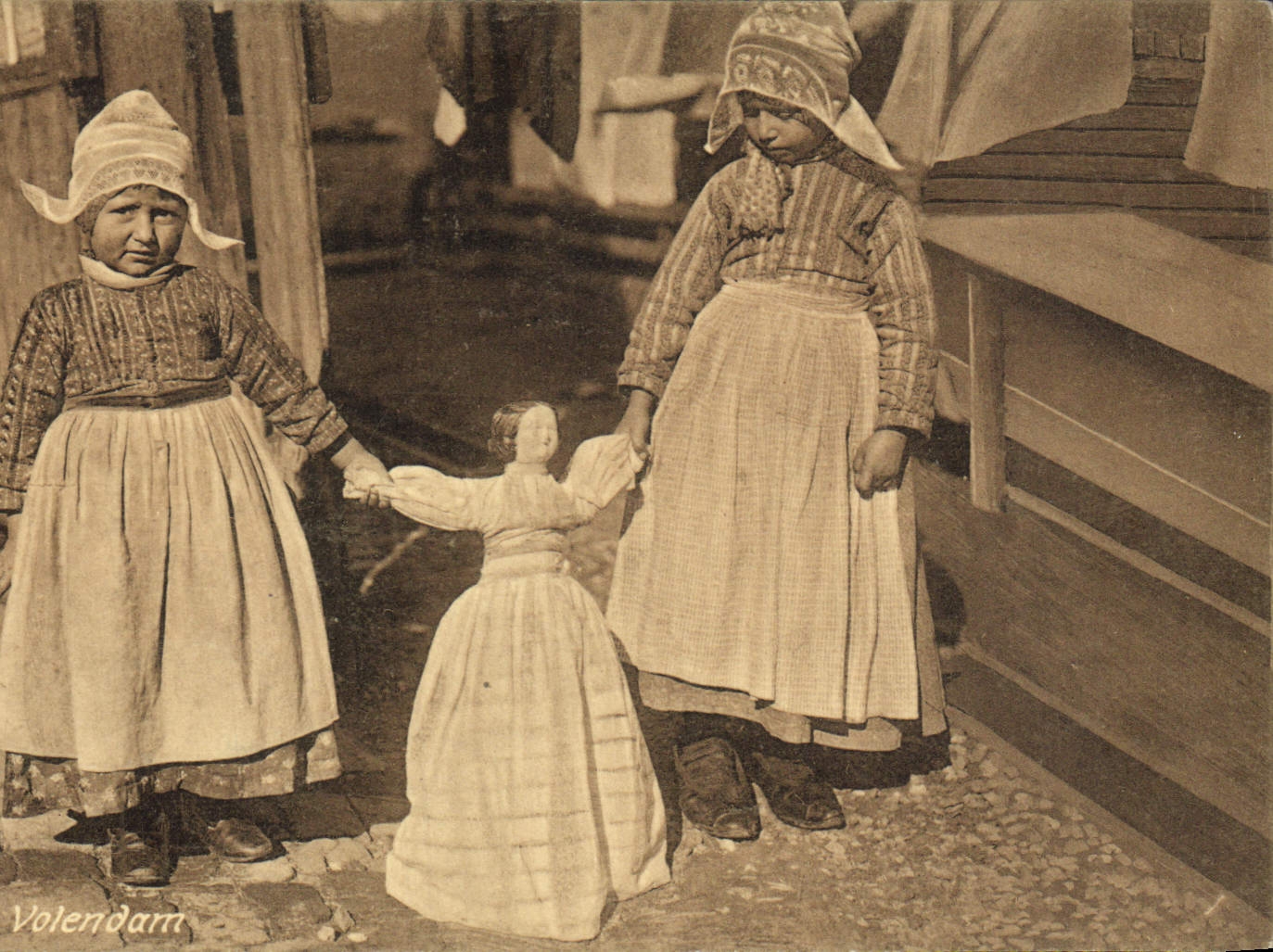 CPA Costume Volendam Volendam Folklore Poupee