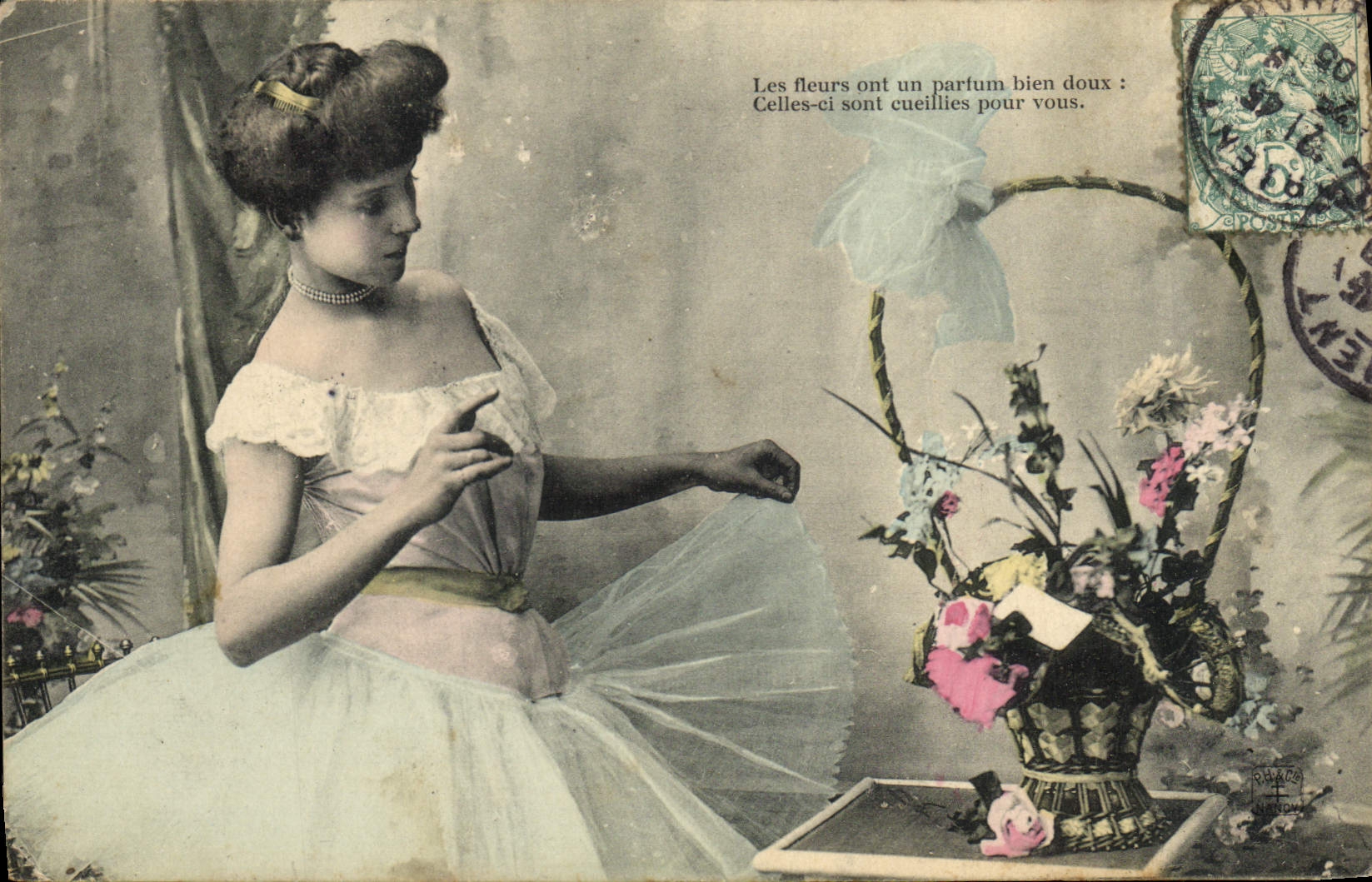 Jeune femme en robe de bal — bouquet de fleurs — éditeur RAVARD MENDE