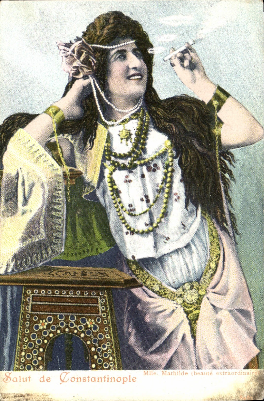 CPA Constantinople Femme Folklore Cigarette Turquie