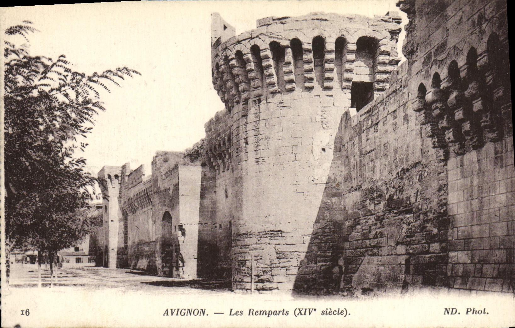 Avignon — Les Remparts (XIVe siècle) — ND. Phot.