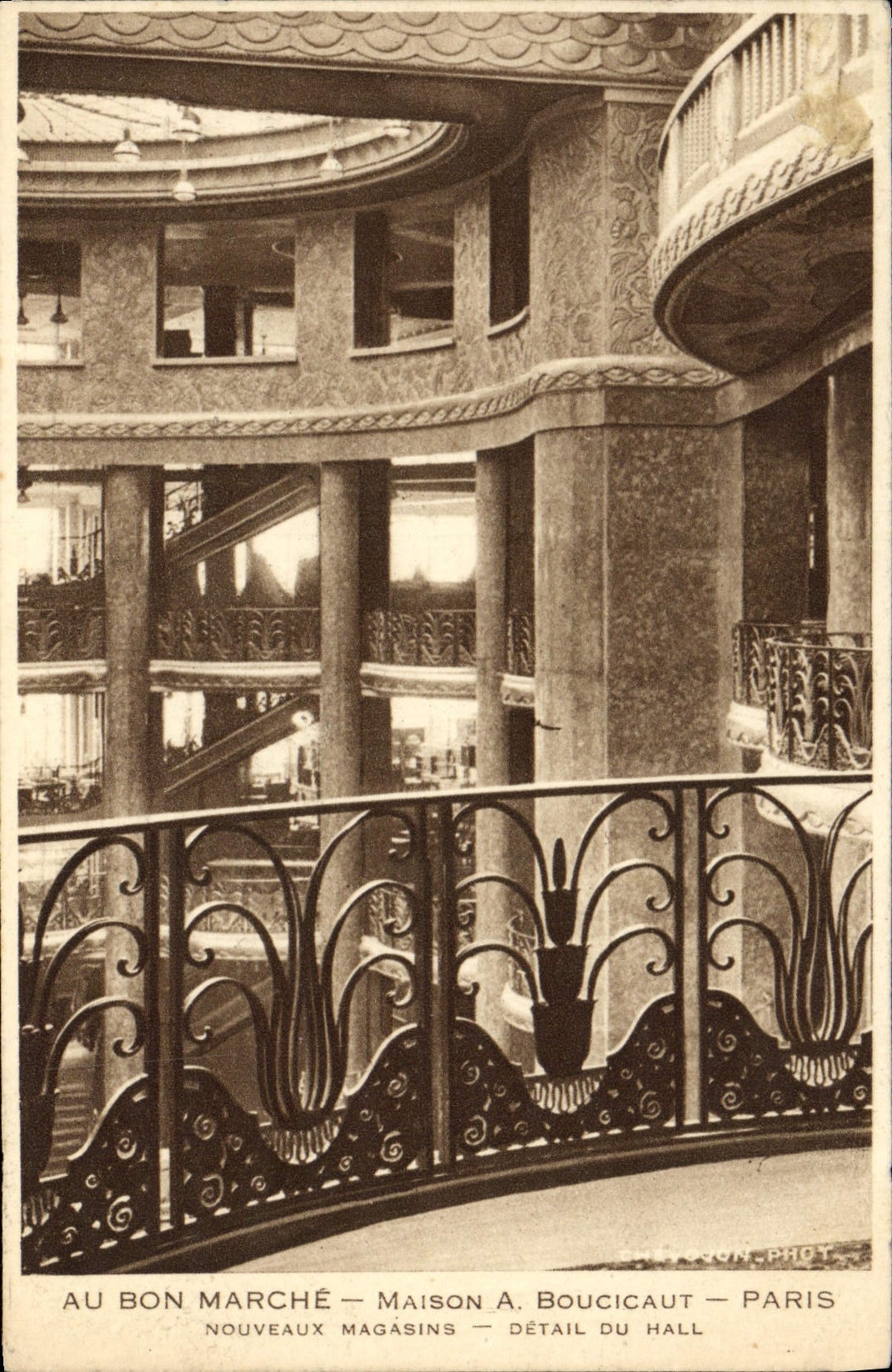 CPA Au Bon Marche Maison Boucicaut Paris Nouveaux magasins Detail du hall